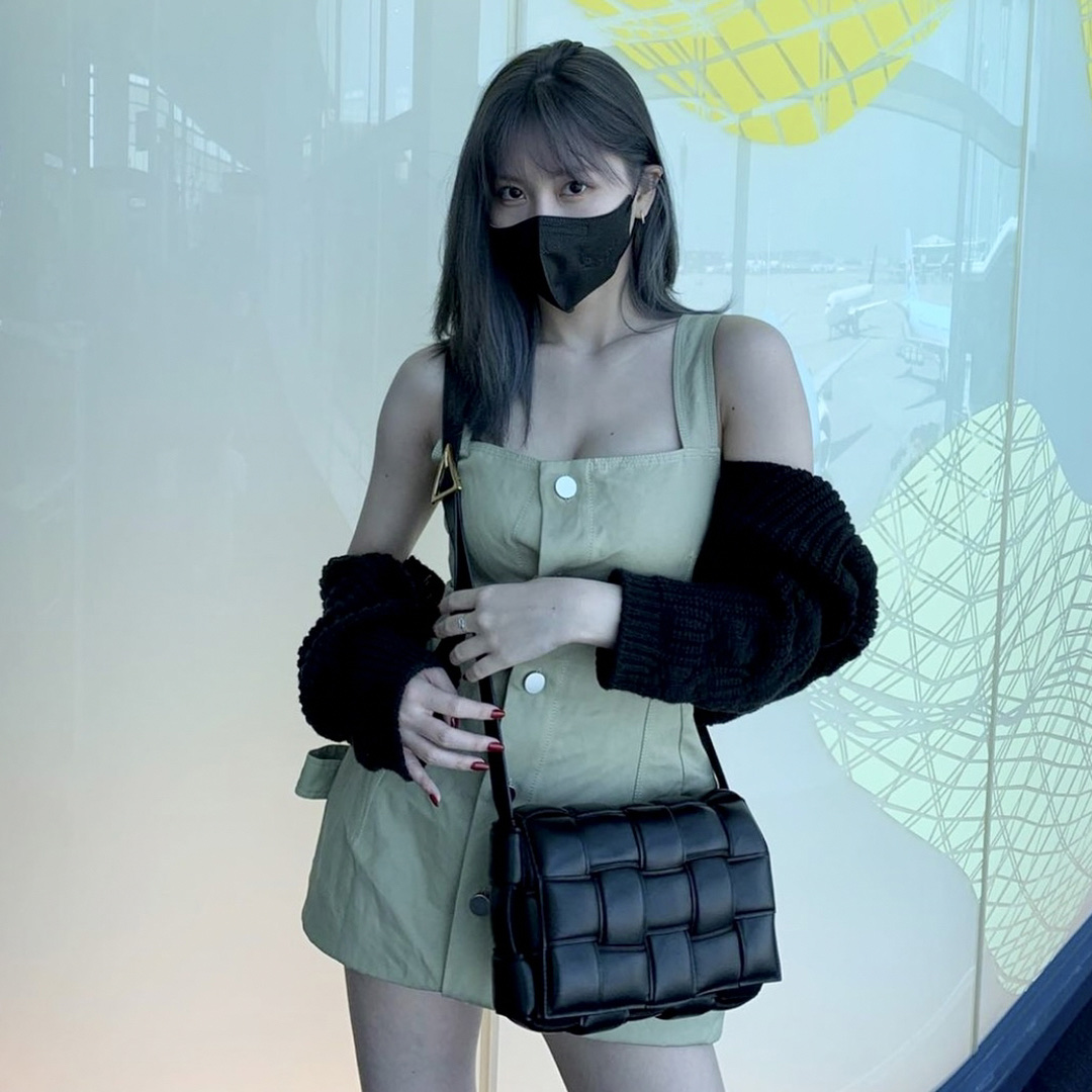 Bottega Veneta Padded Leather Cassette Black 착용 스타일 - 2