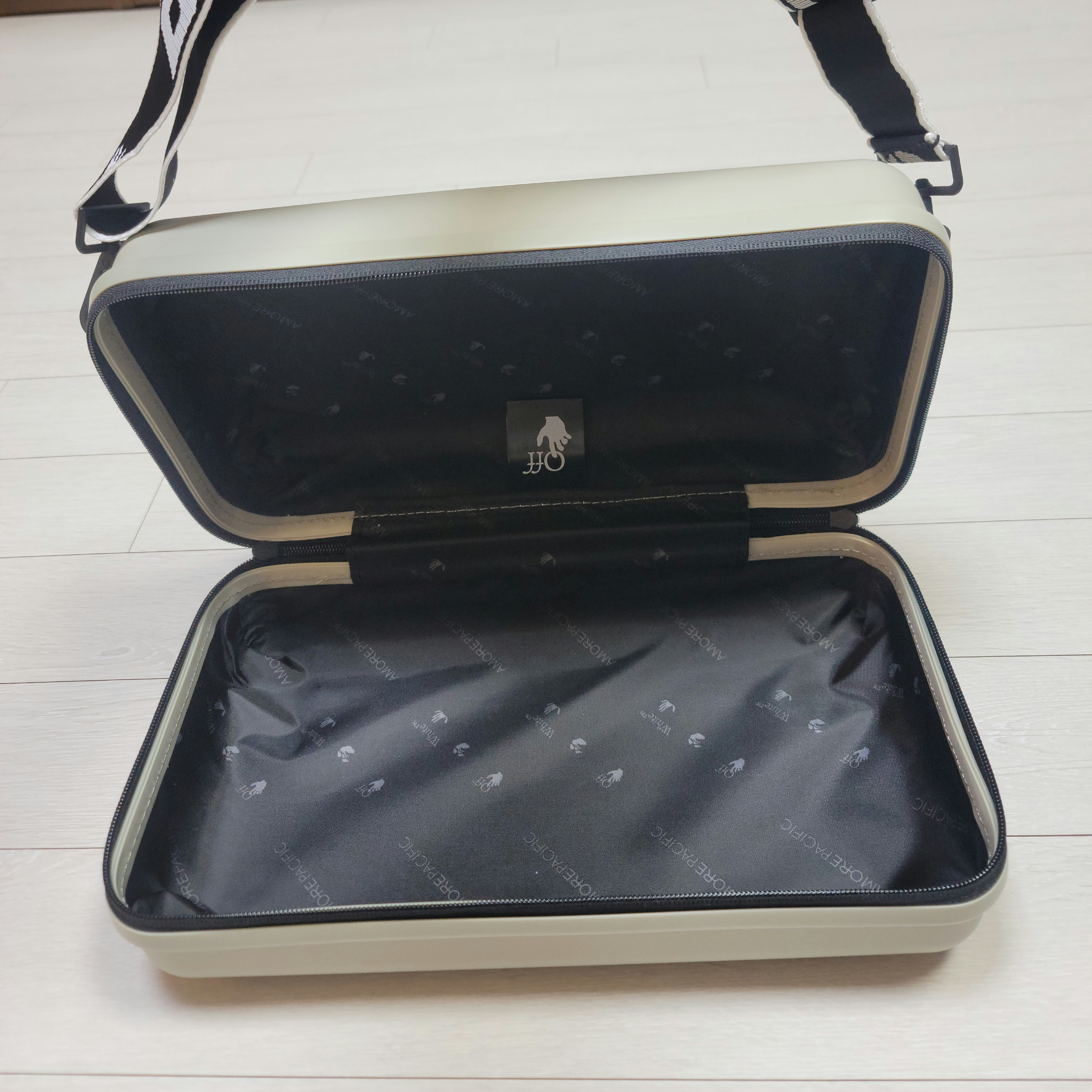 Off-White x Amore Pacific Protection Box (Without Cosmetics) 착용 스타일 - 3