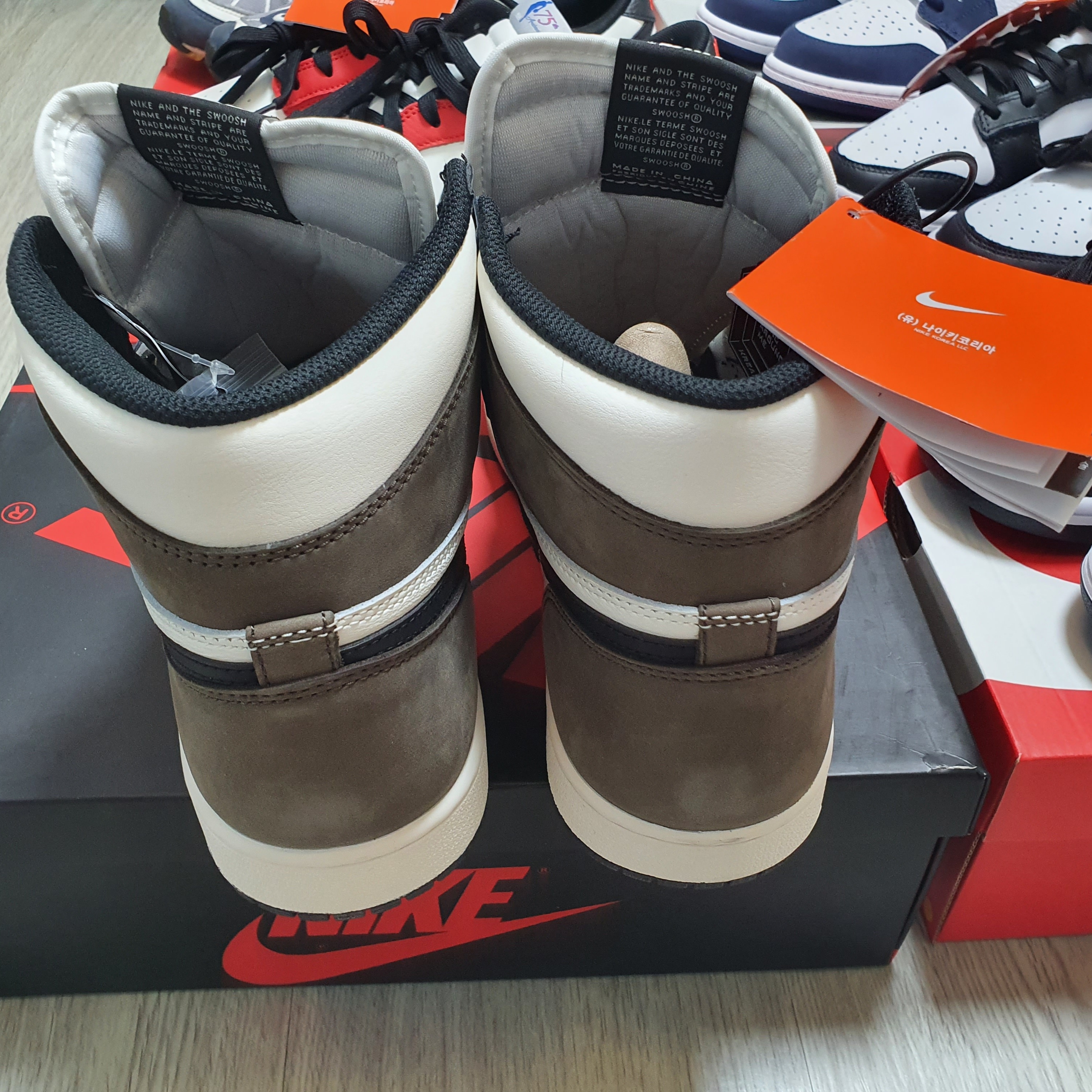 Jordan 1 Retro High OG Black Mocha 착용 스타일 - 2