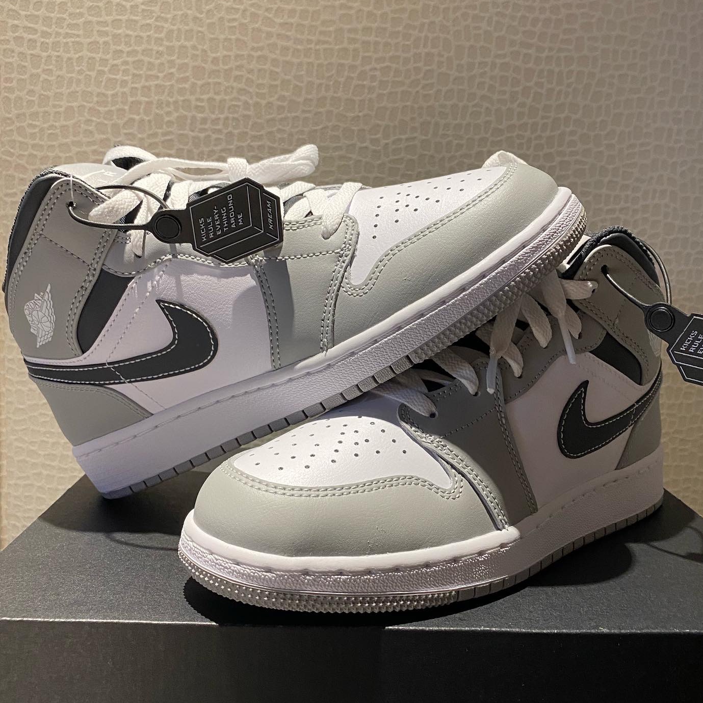 (GS) Jordan 1 Mid Light Smoke Grey Anthracite 착용 스타일 - 1