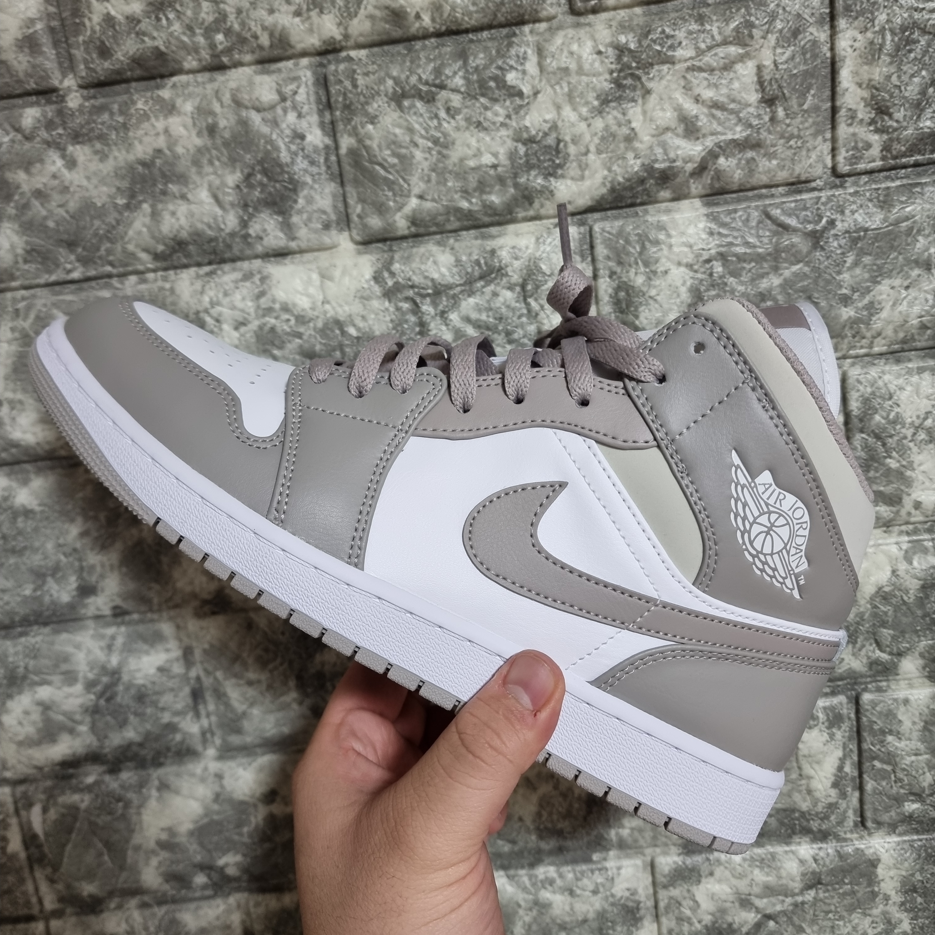 Jordan 1 Mid College Grey 착용 스타일 - 1