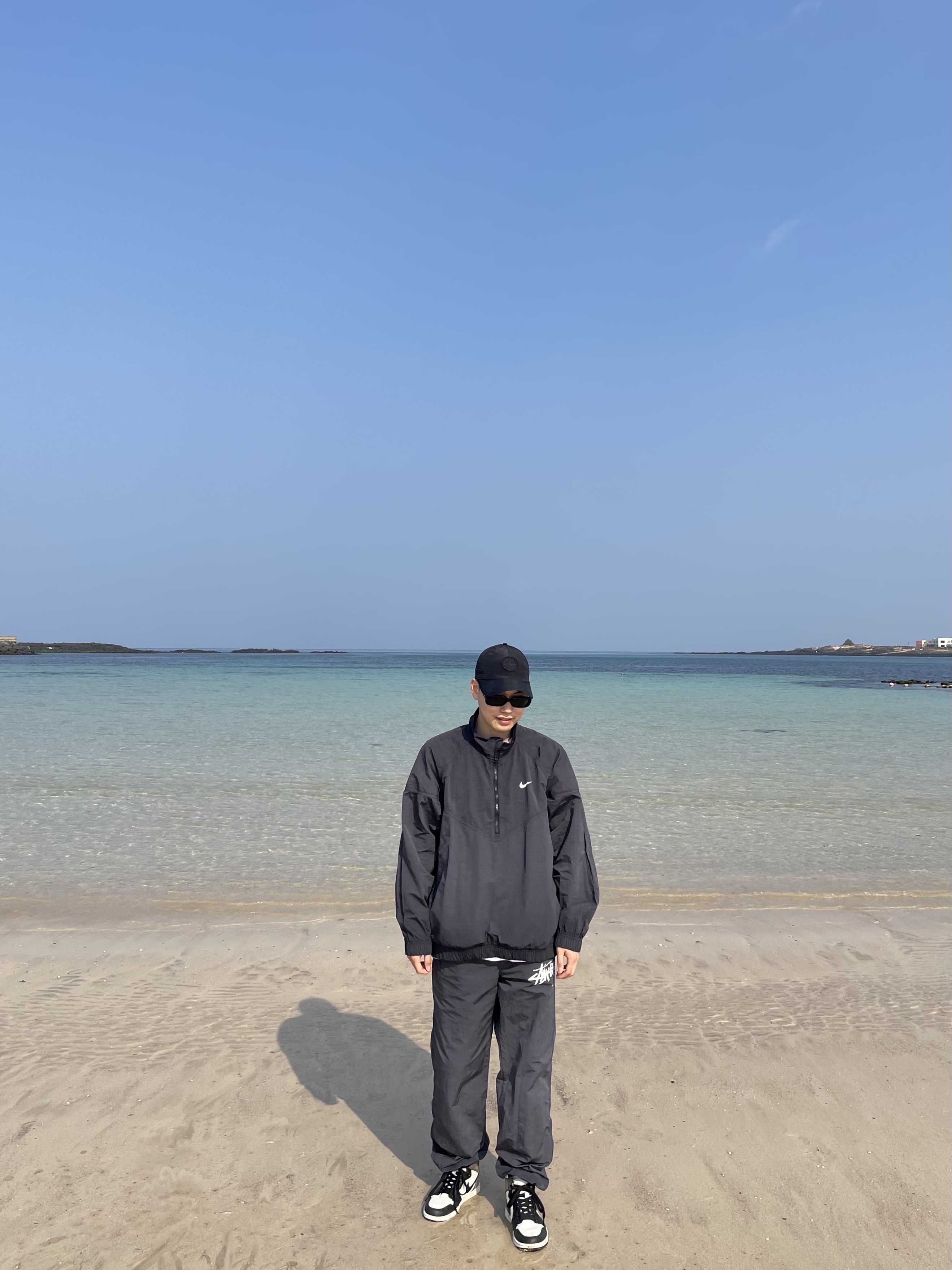 Nike x Stussy Windrunner Jacket Off Noir, Nike x Stussy Beach Pants Off Noir 착용 스타일 - 3
