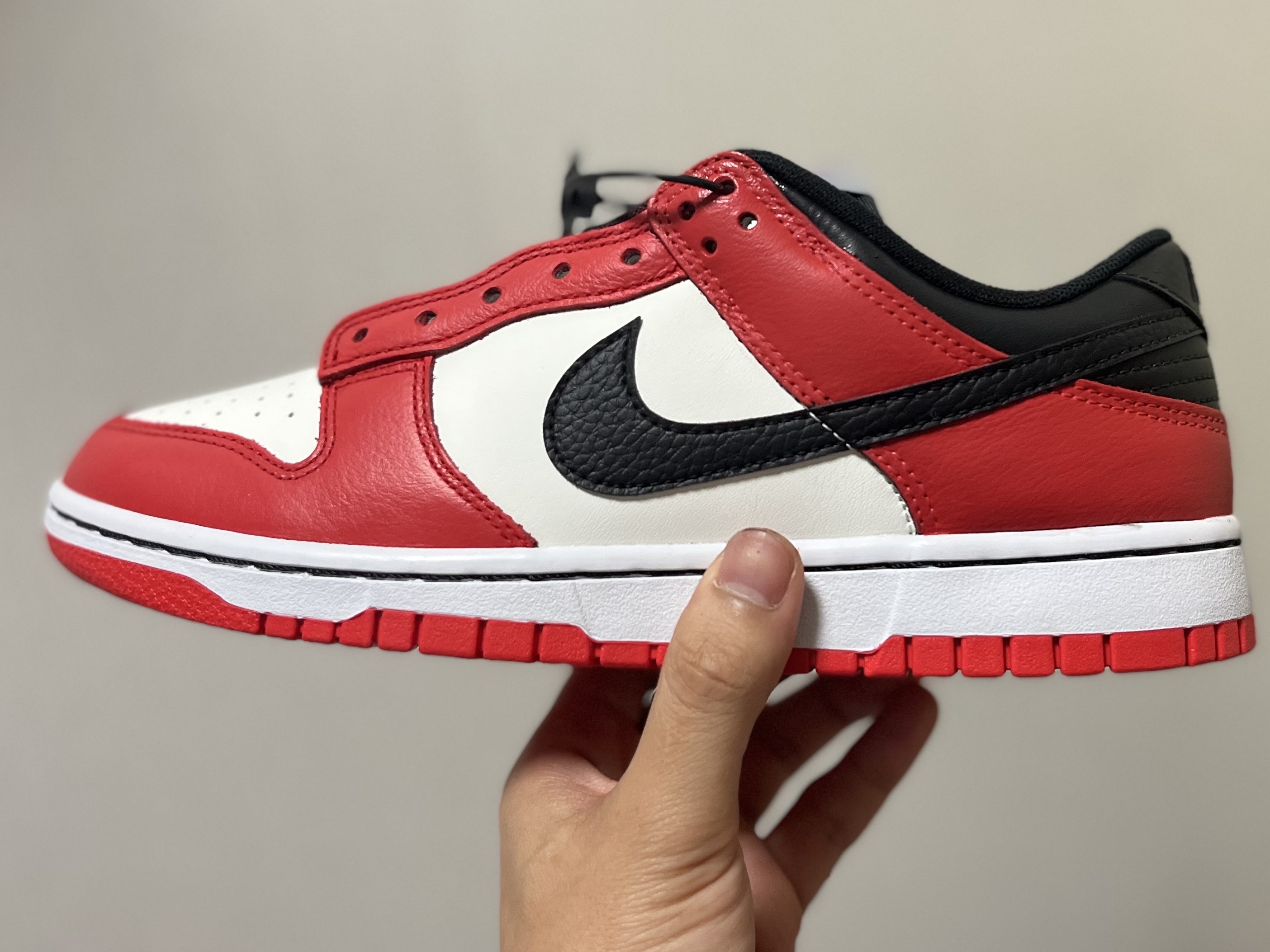 Nike x NBA Dunk Low Retro EMB Black and Chile Red, (GS) Nike x NBA Dunk Low Black and Chile Red 착용 스타일 - 1