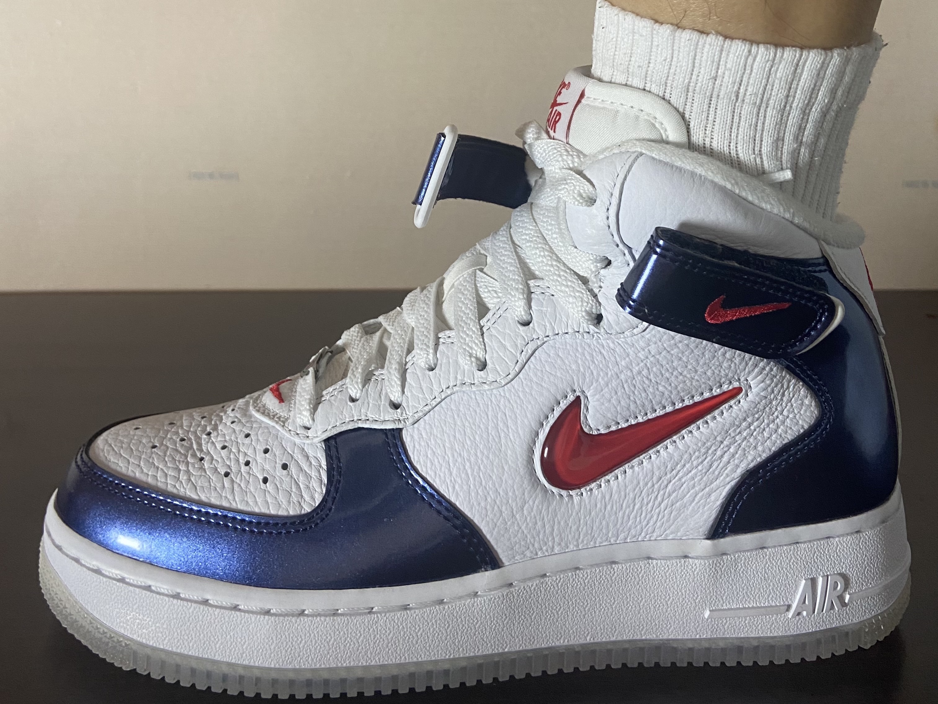 Nike Air Force 1 Mid QS University Red and Midnight Navy 착용 스타일