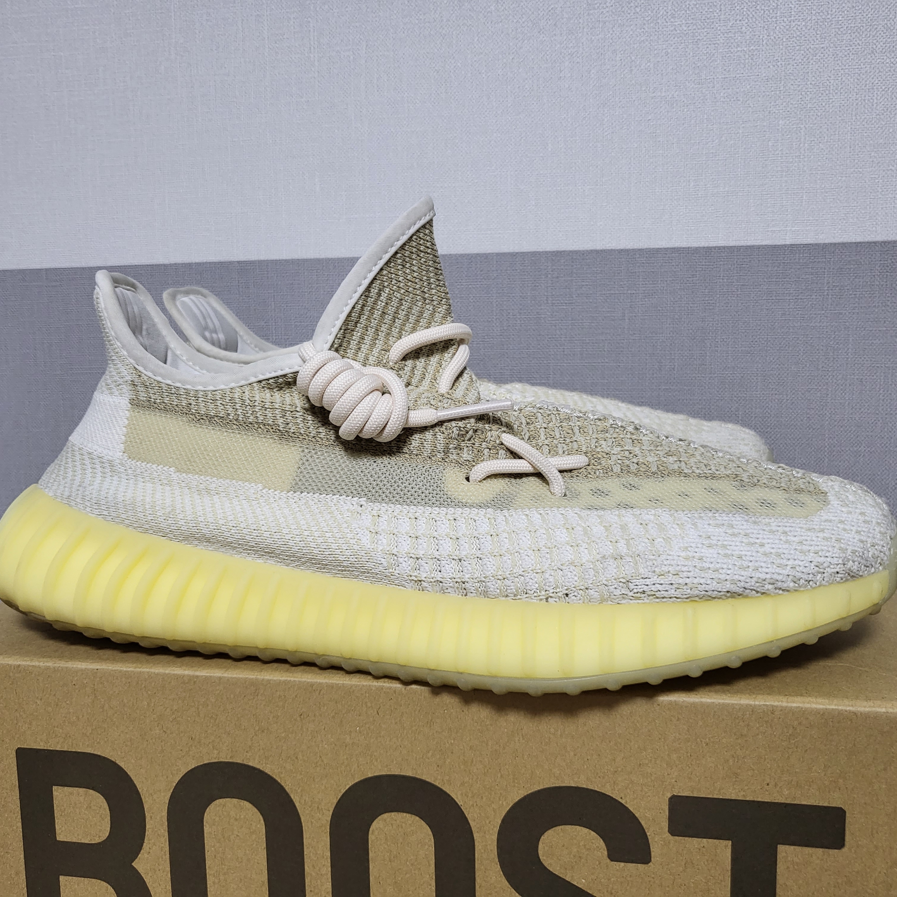 Adidas Yeezy Boost 350 V2 Natural 착용 스타일 - 3