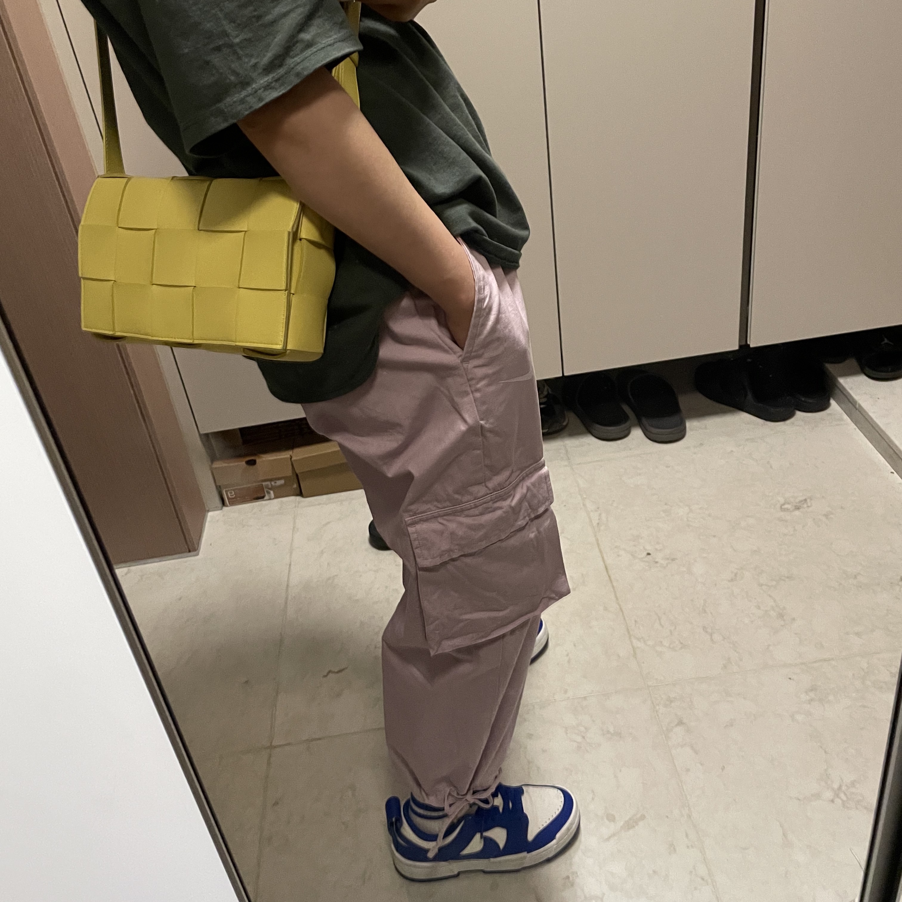 (W) Nike Dunk Low Disrupt Game Royal, Bottega Veneta Lambskin Leather Cassette Black 착용 스타일