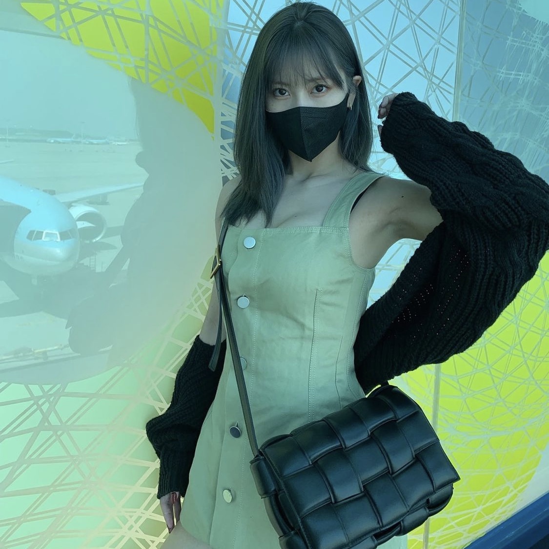 Bottega Veneta Padded Leather Cassette Black 착용 스타일 - 3