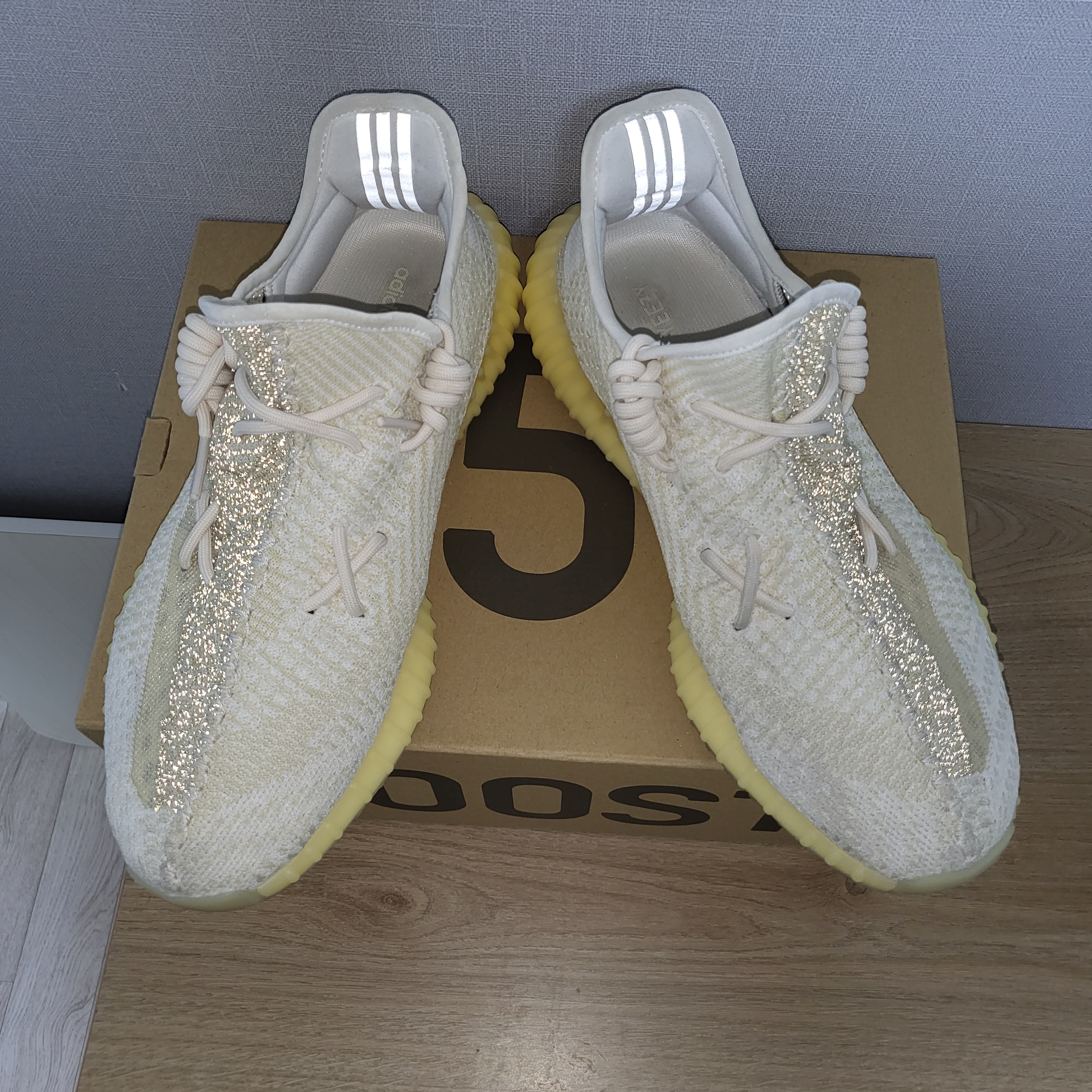 Adidas Yeezy Boost 350 V2 Natural 착용 스타일 - 5