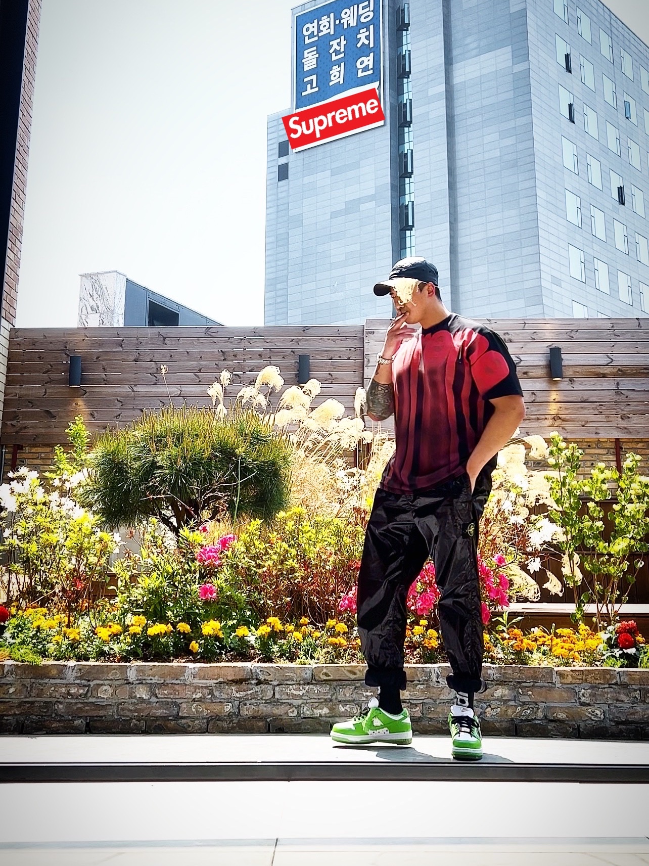 Supreme Leather Camp Cap Black - 21SS, Supreme Bleed Logo S/S Top Black - 20FW 착용 스타일 - 3
