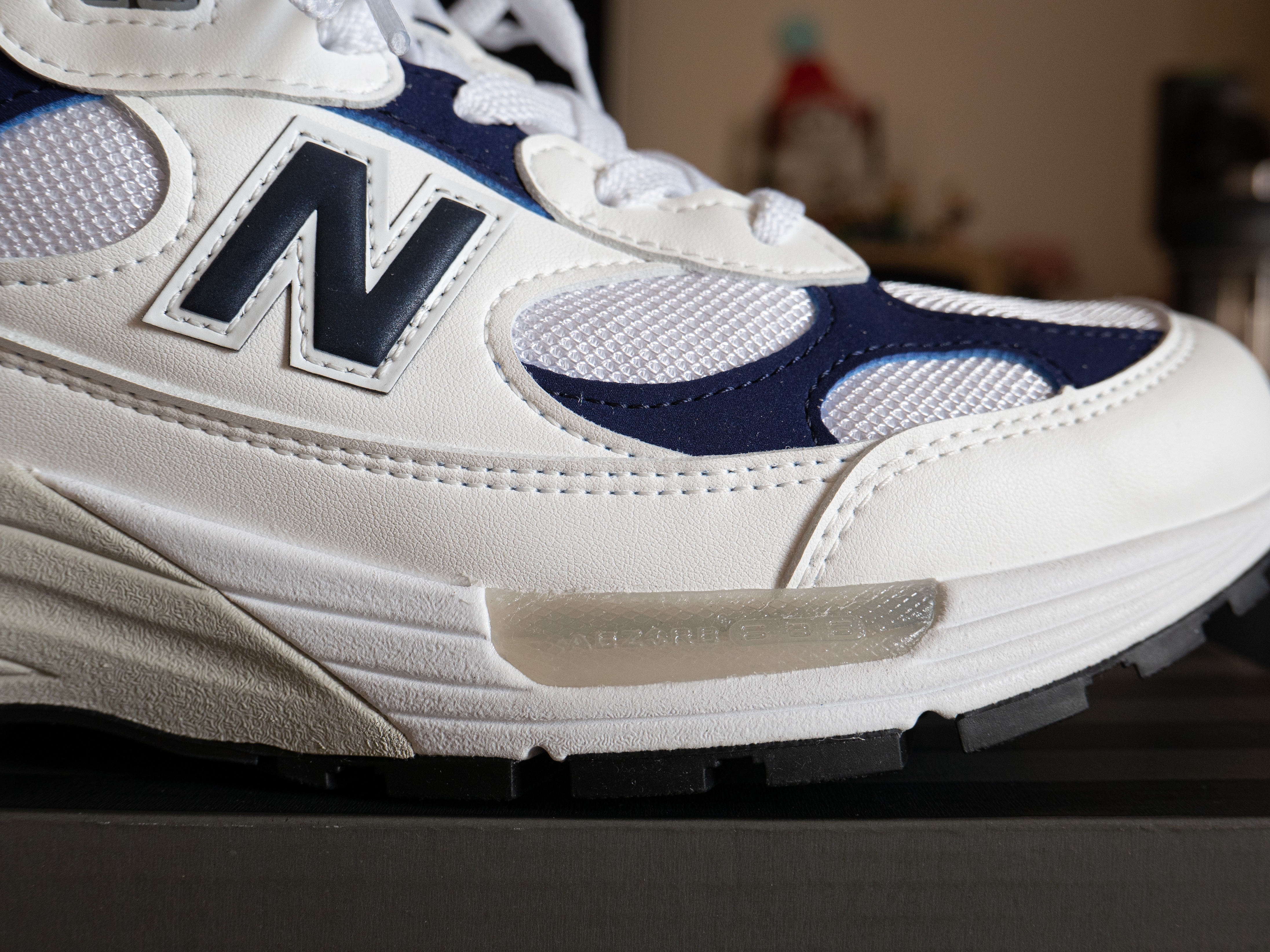 New Balance 992 Made in USA White Navy 착용 스타일 - 2