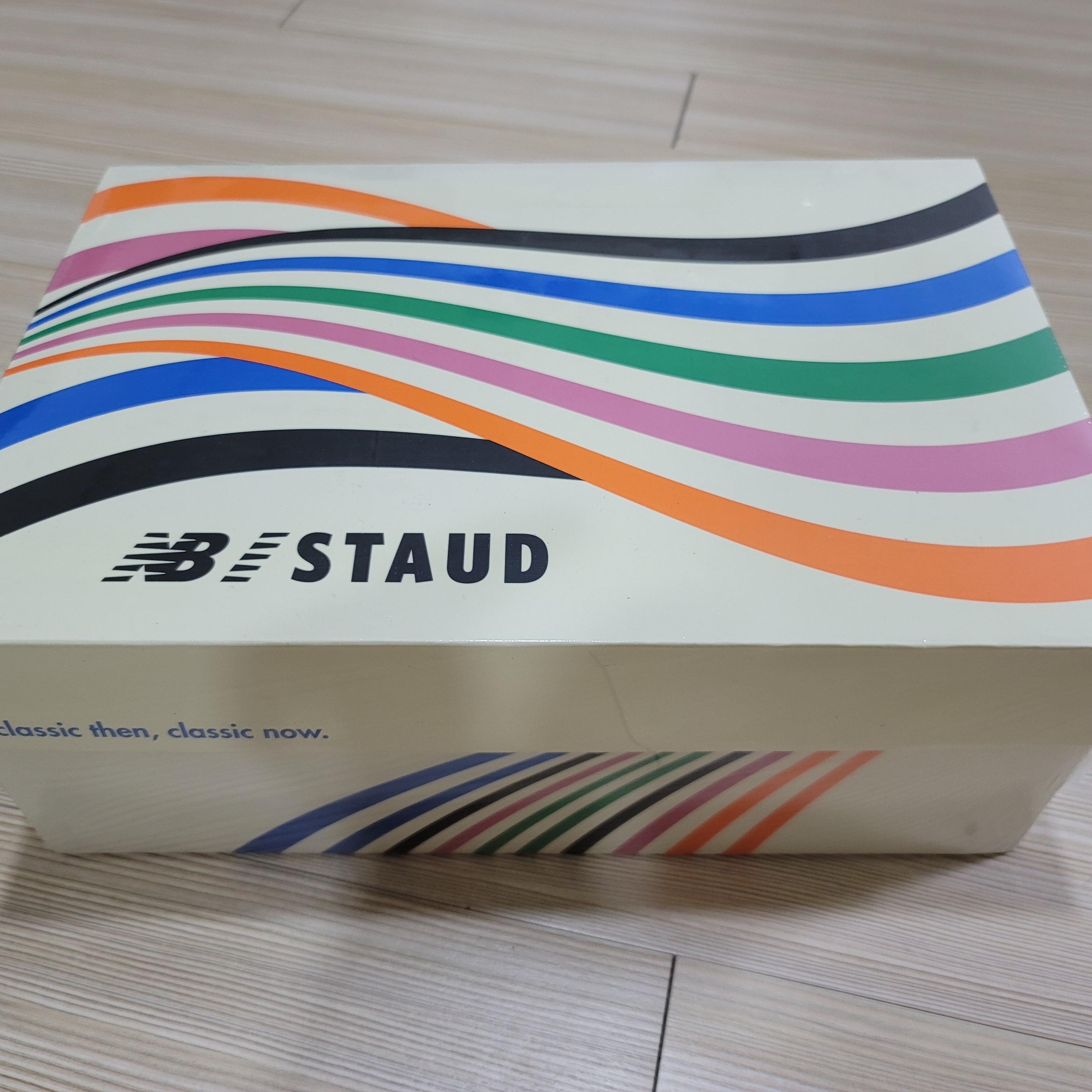 New Balance x Staud 327 Sea Salt Atlantic 착용 스타일 - 2