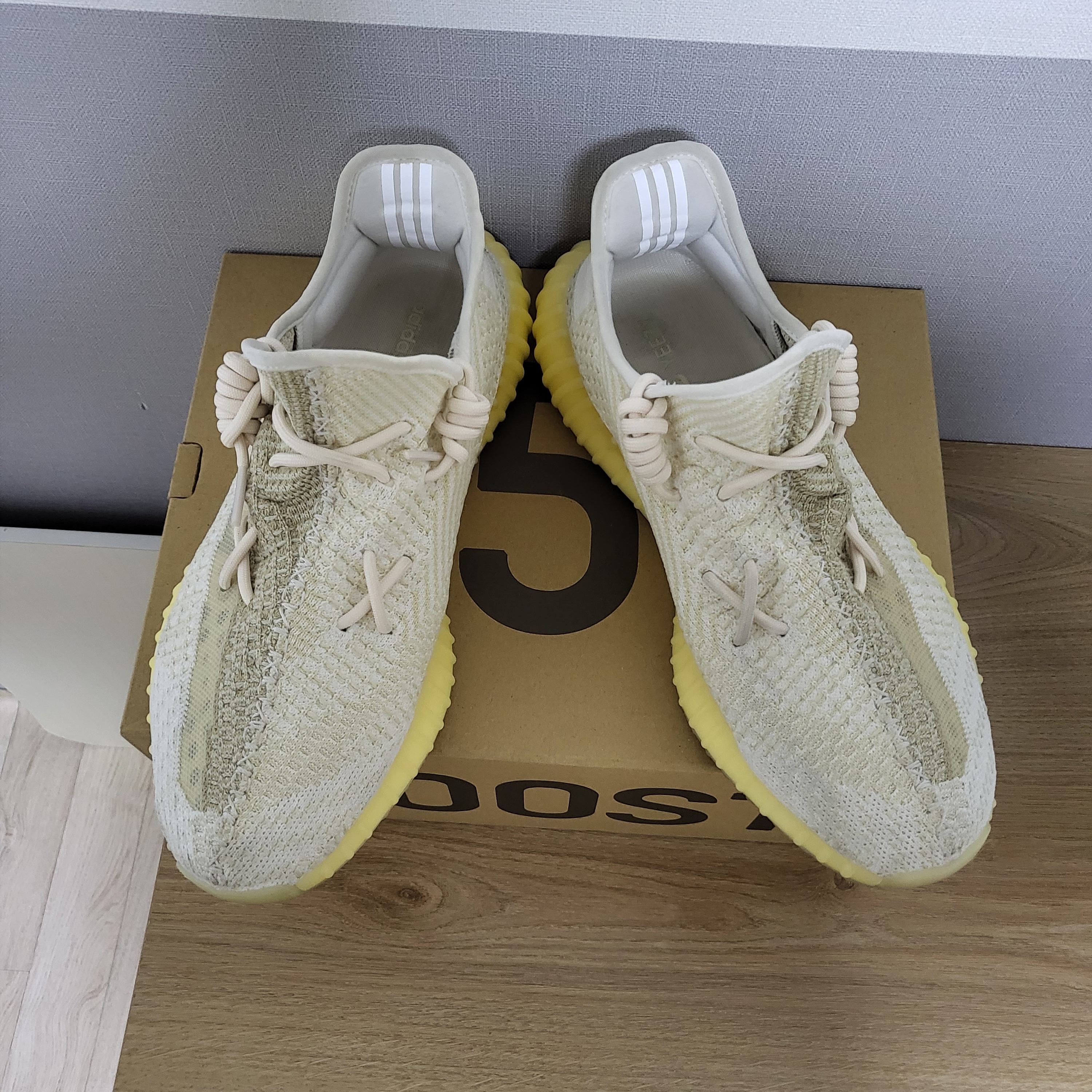 Adidas Yeezy Boost 350 V2 Natural 착용 스타일 - 4
