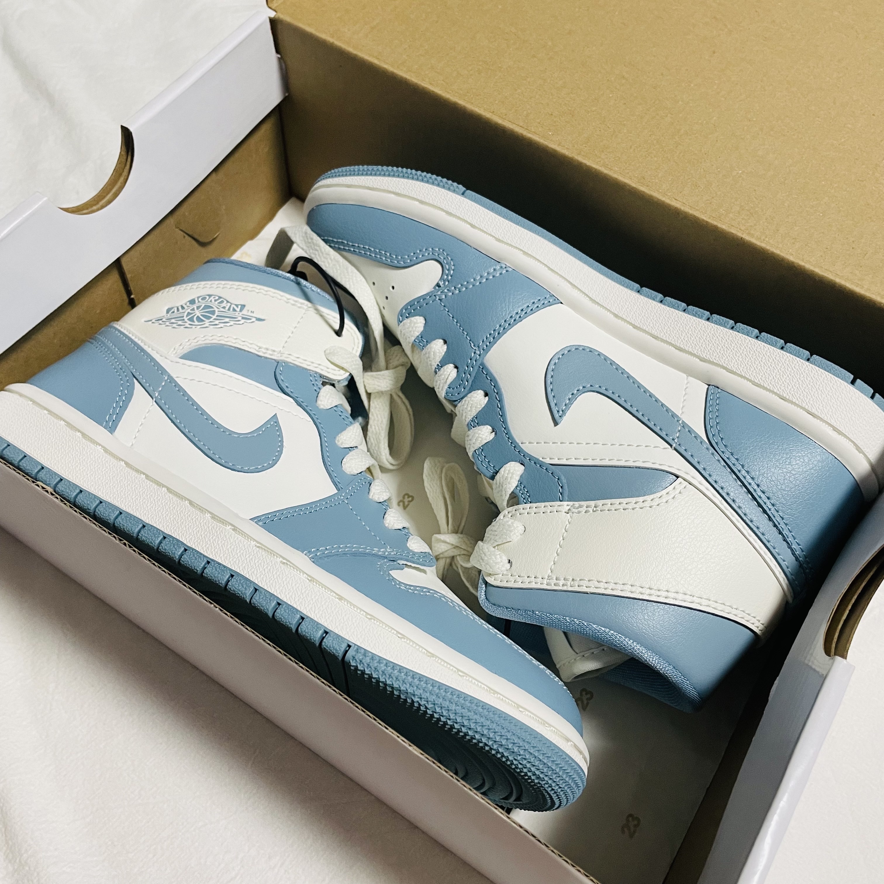 (W) Jordan 1 Mid Sail and Worn Blue 착용 스타일 - 3