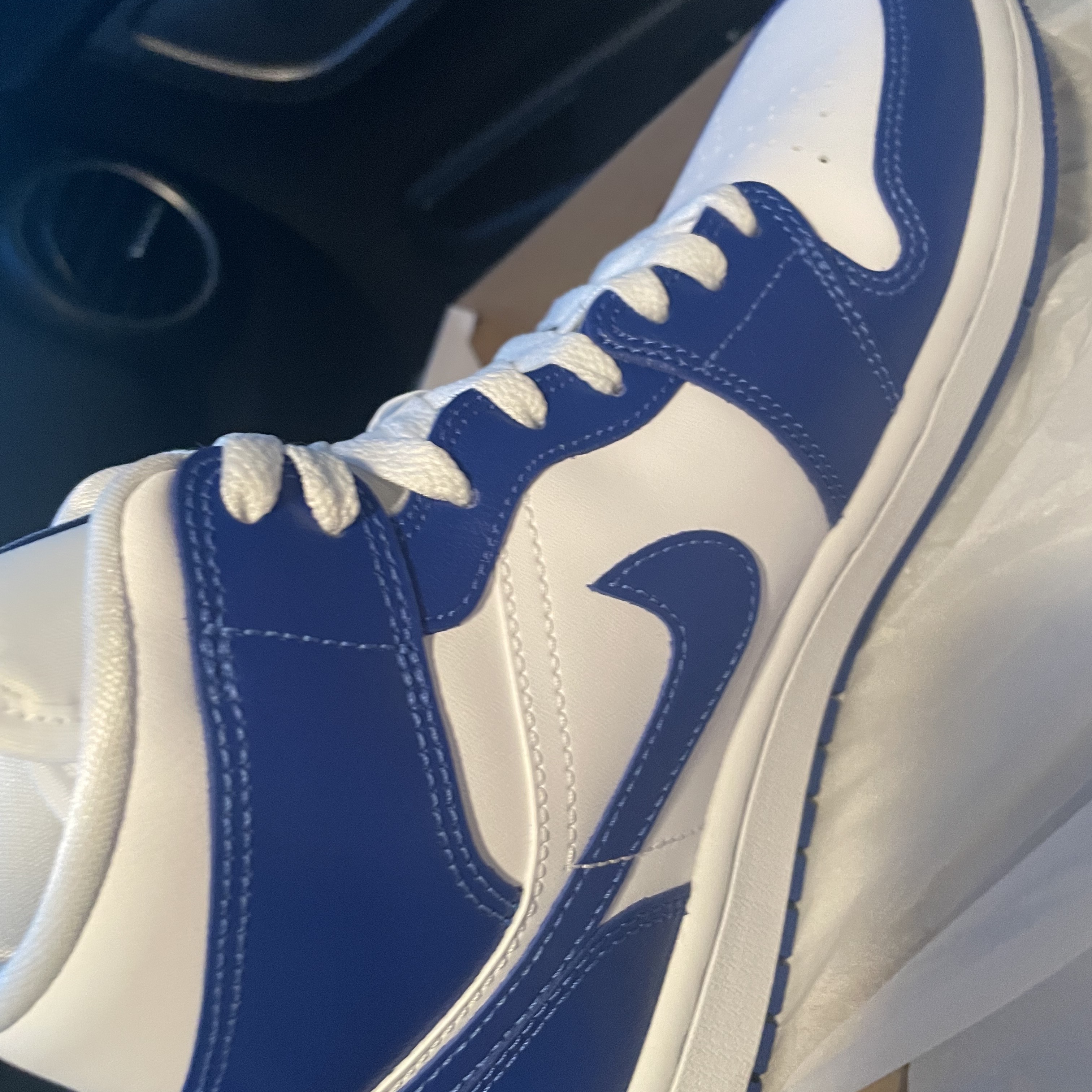 (W) Jordan 1 Mid White Hyper Royal 착용 스타일 - 2