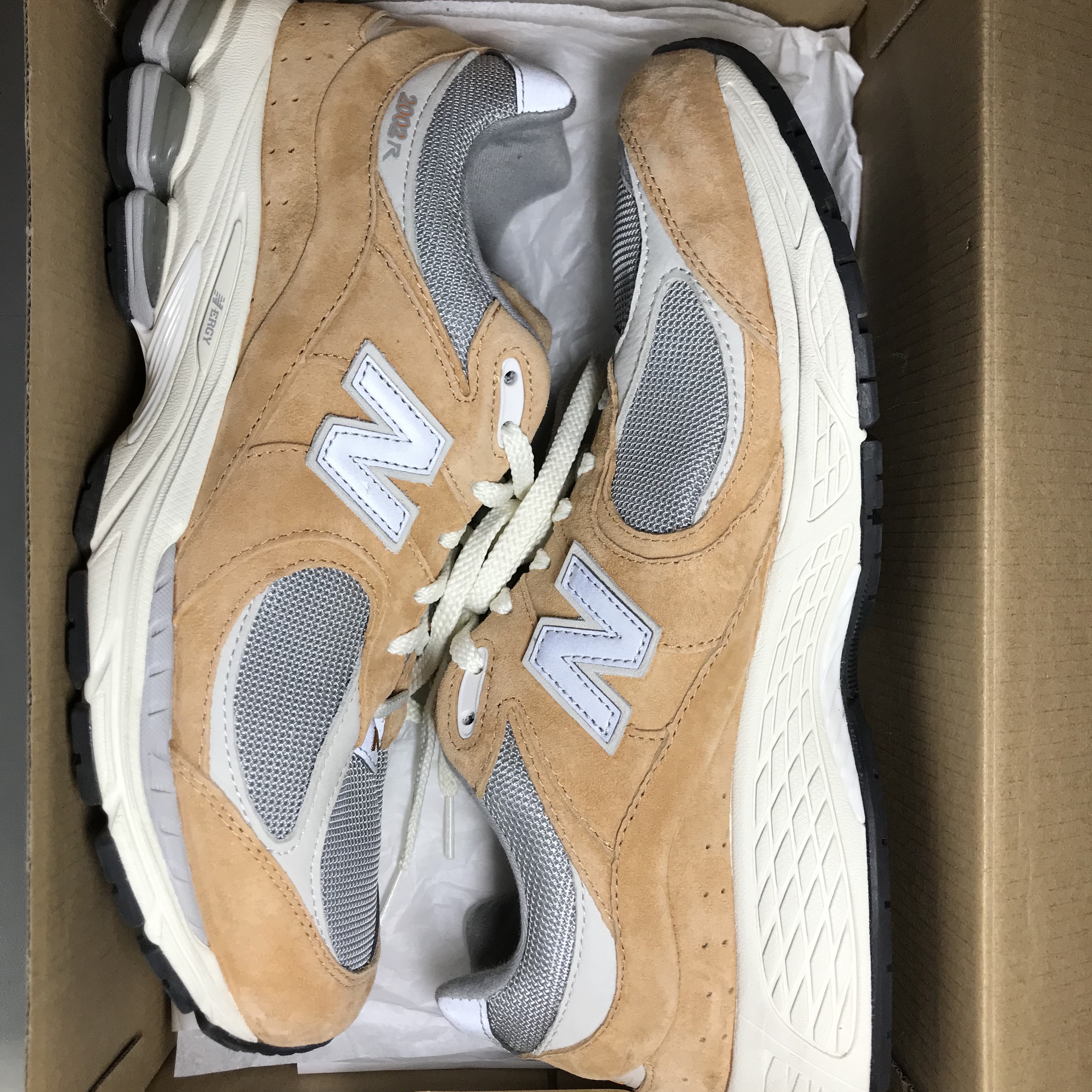New Balance 2002R Special Vintage Beige 착용 스타일 - 1