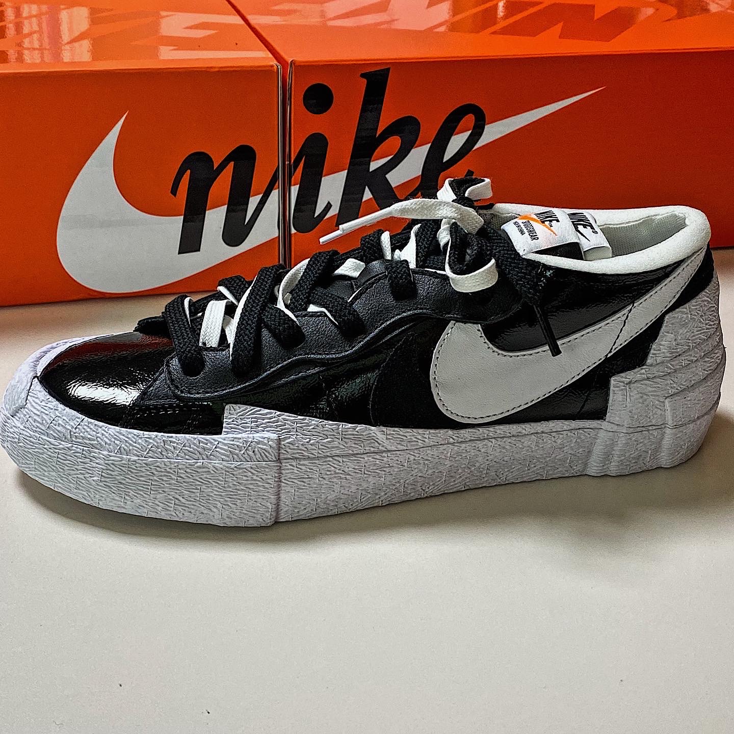 Nike x Sacai Blazer Low Black Patent Leather, Nike x Sacai Blazer Low White Patent Leather 착용 스타일 - 2