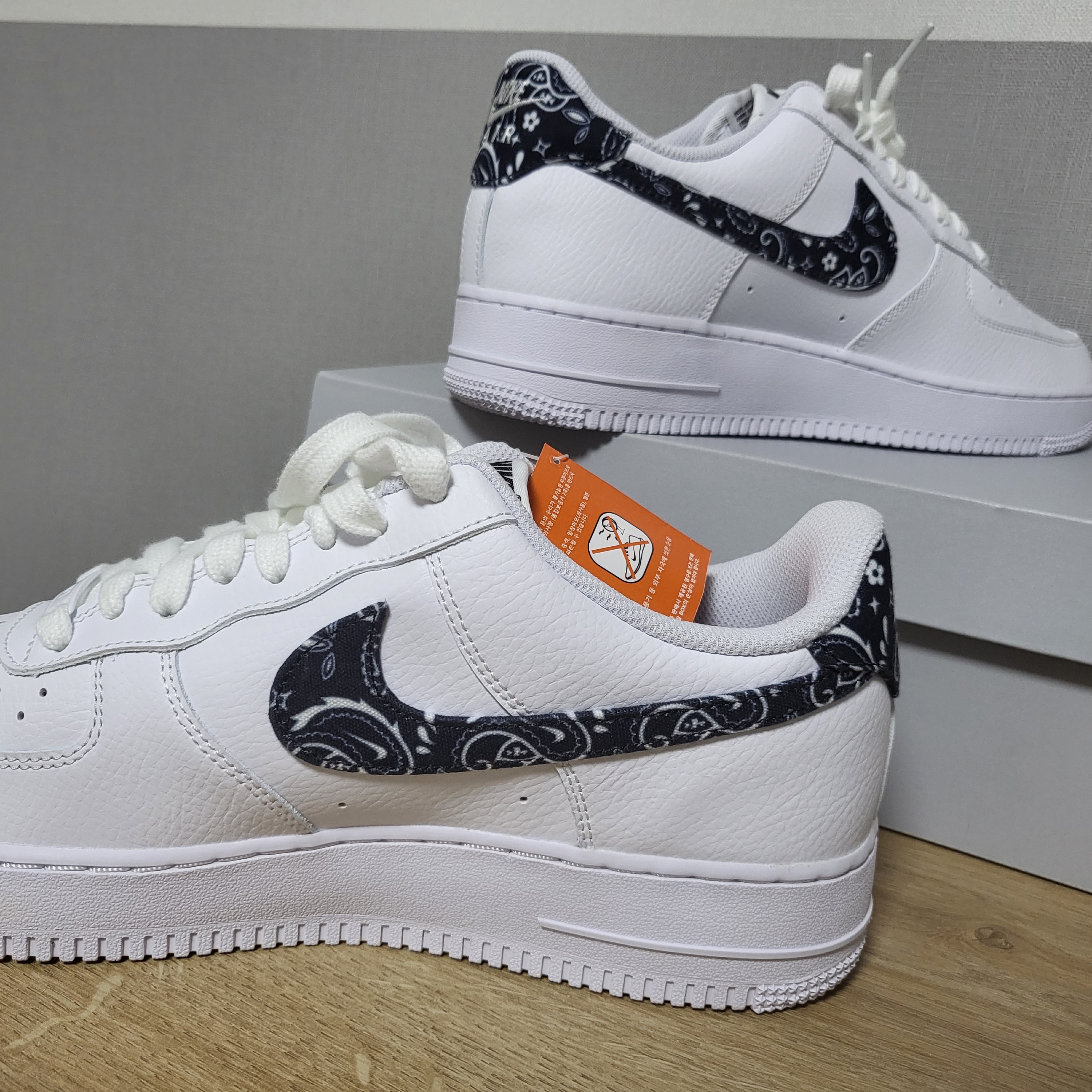 (W) Nike Air Force 1 '07 Essential Paisley Swoosh White Black 착용 스타일 - 5