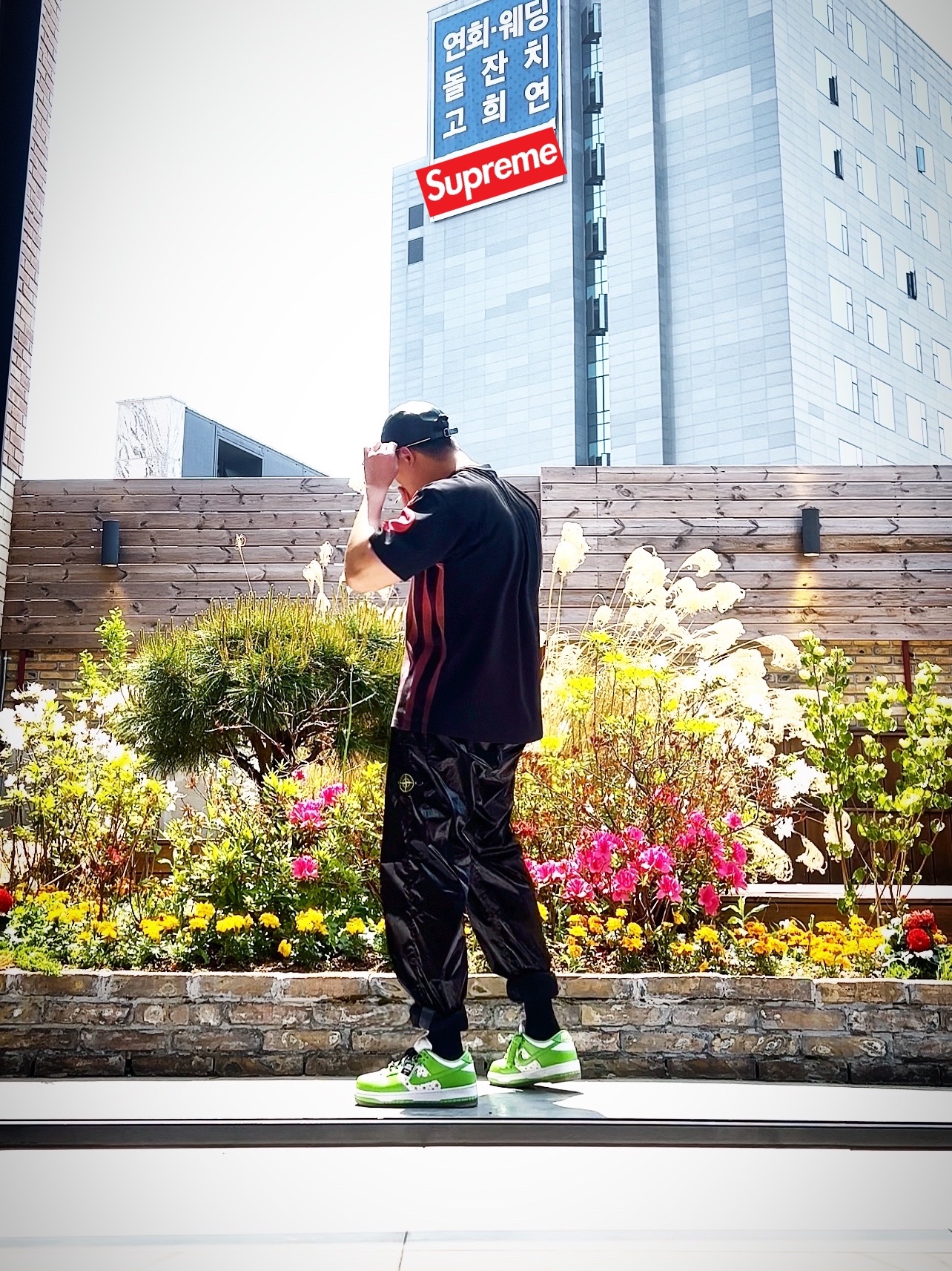 Supreme Leather Camp Cap Black - 21SS, Supreme Bleed Logo S/S Top Black - 20FW 착용 스타일 - 4