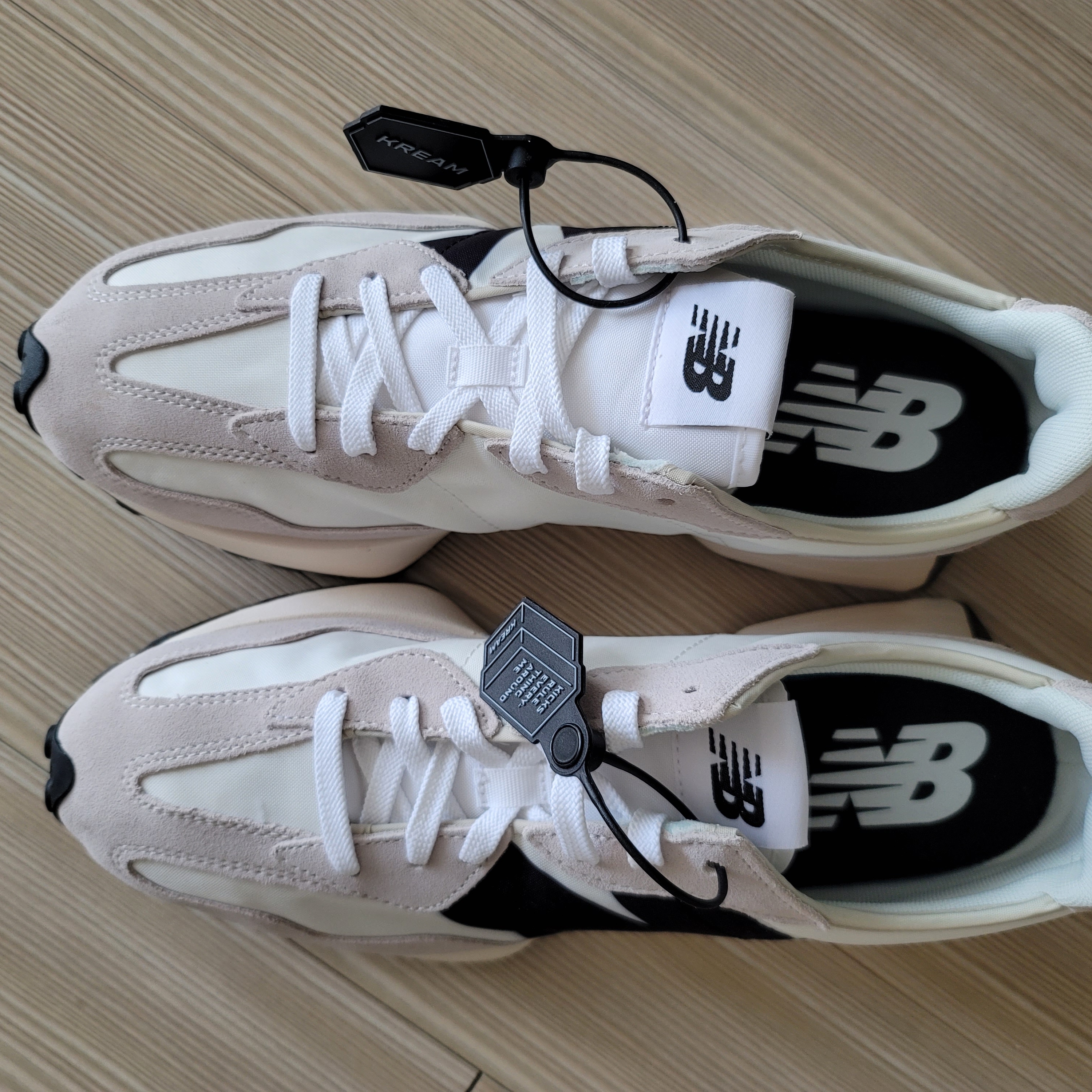 New Balance 327 White Black 착용 스타일 - 1