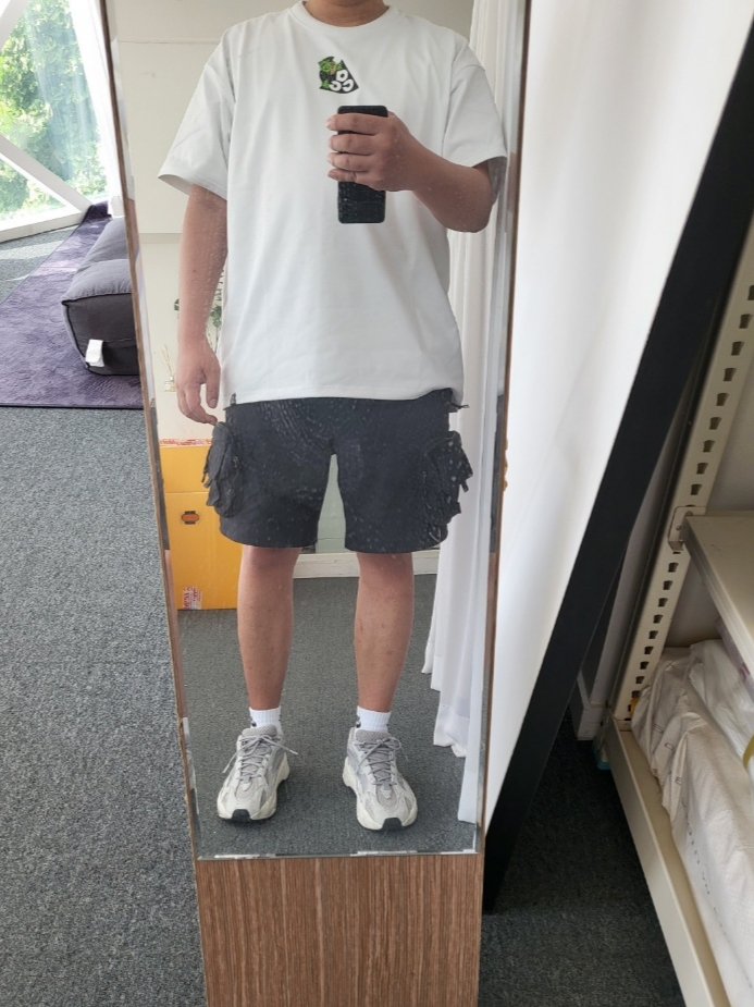 Nike ACG Cargo Shorts Black - Asia, Nike ACG Iceland Map T-Shirt Summit White - Asia 착용 스타일