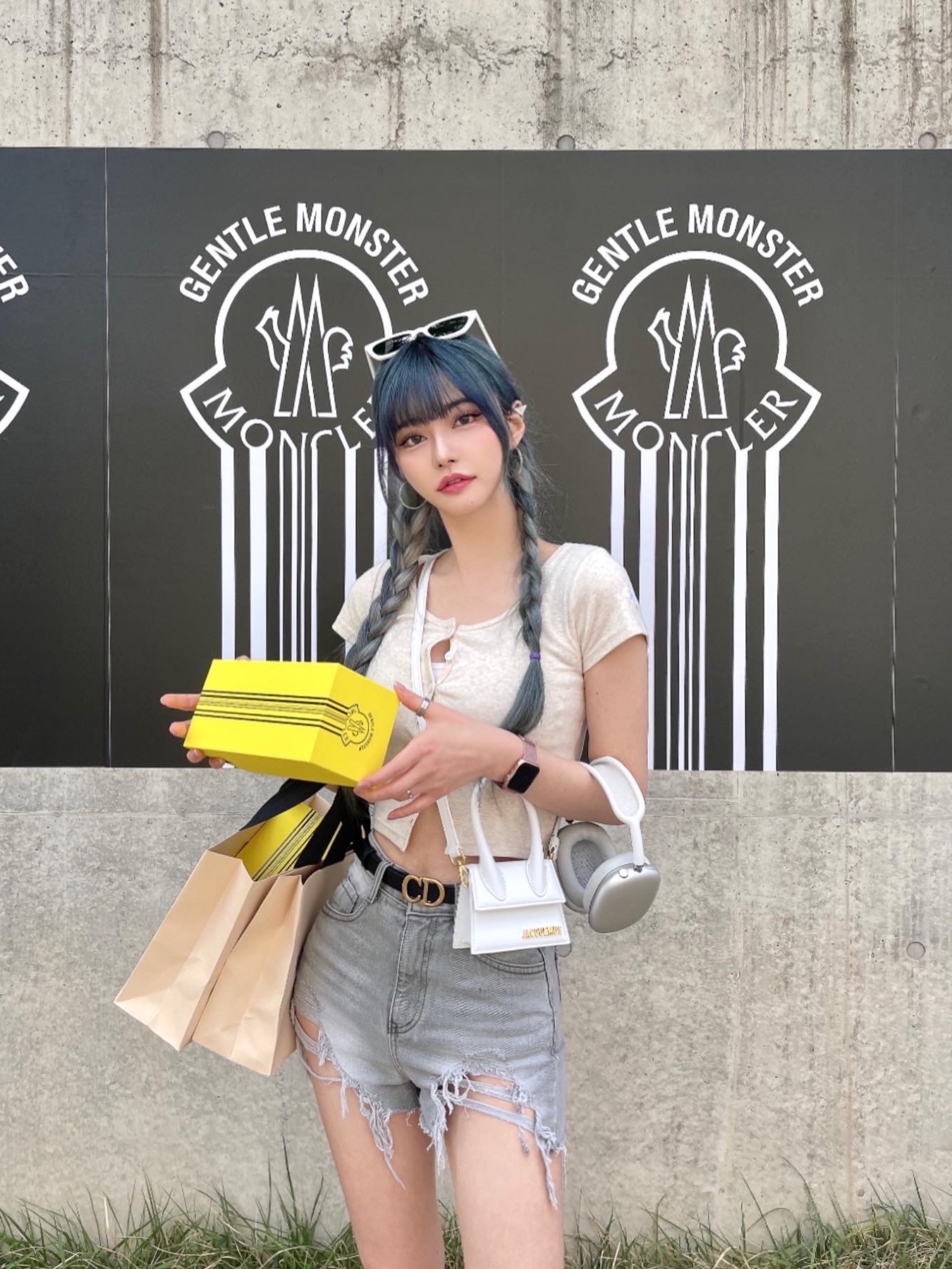 Jacquemus Le Chiquito Signature Leather Mini Handbag White, Adidas Yeezy Slide Onyx 착용 스타일 - 2
