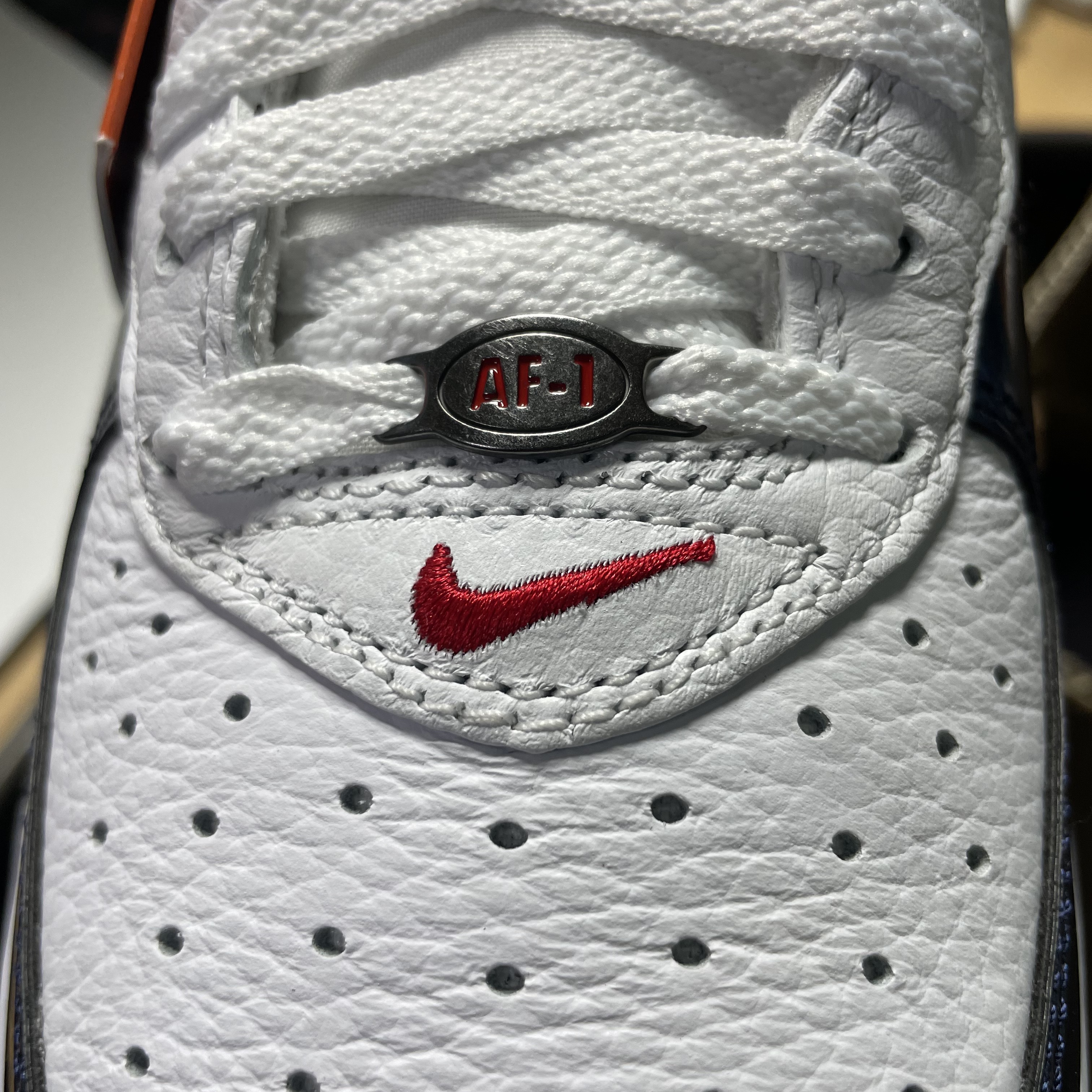 Nike Air Force 1 Mid QS University Red and Midnight Navy 착용 스타일 - 1