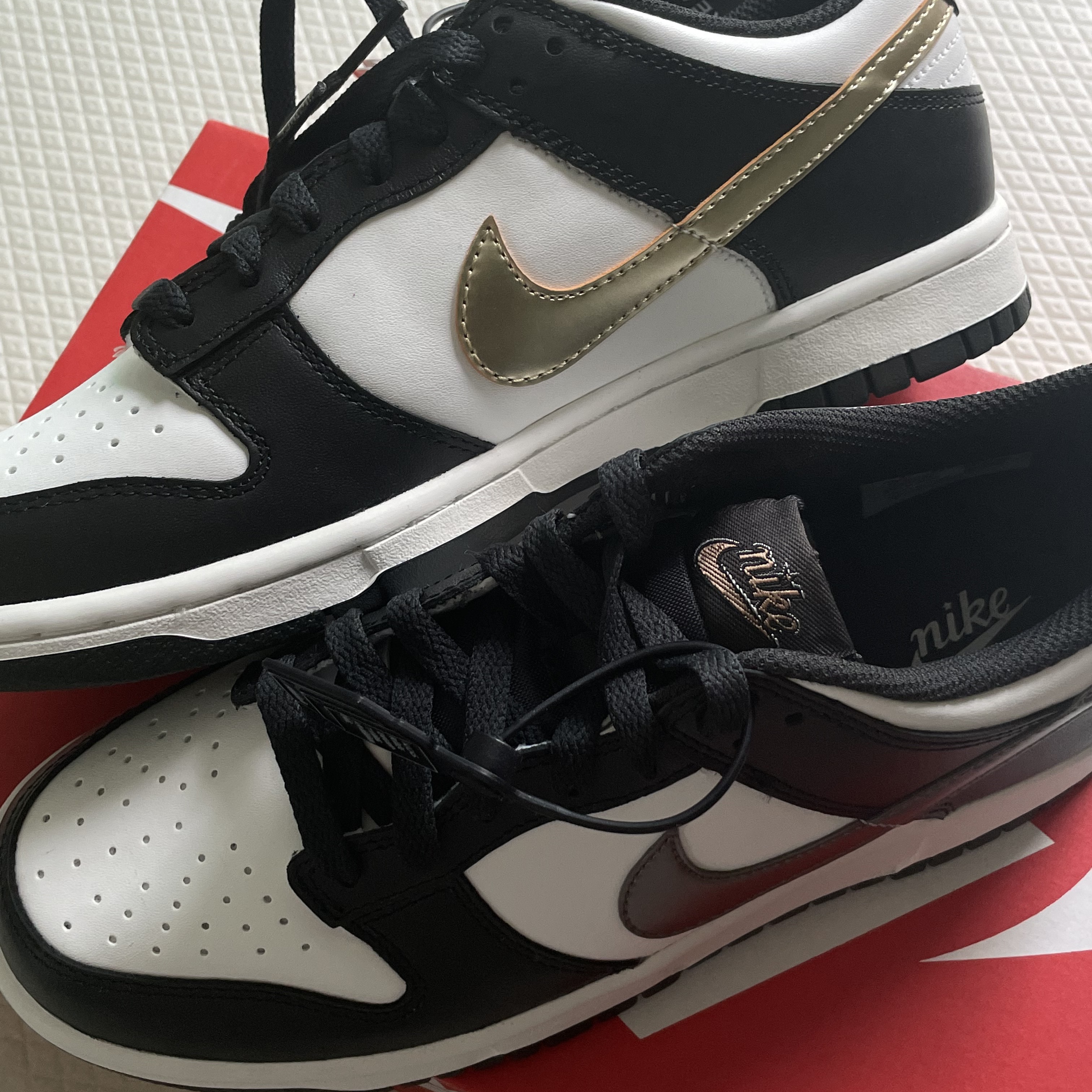 (GS) Nike Dunk Low SE Off Noir Summit White Metallic Pewter 착용 스타일