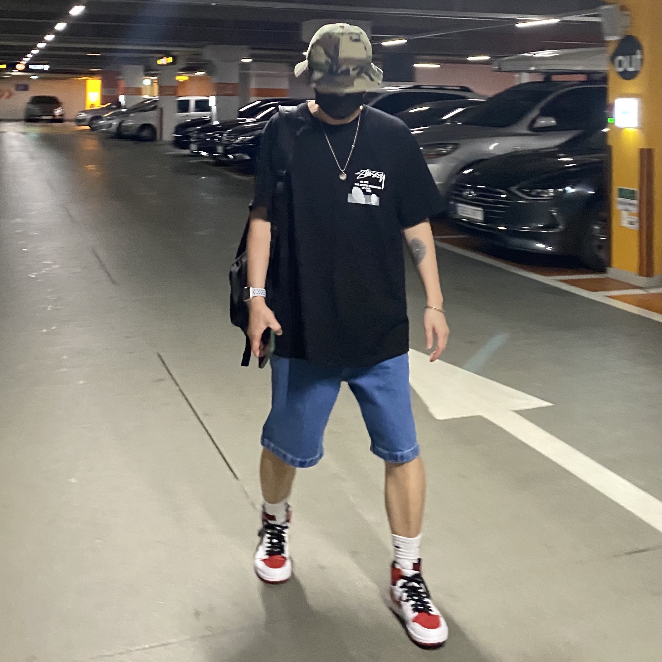 Stussy Desert Sky T-Shirt Black, Jordan 1 Retro High OG Heritage 착용 스타일