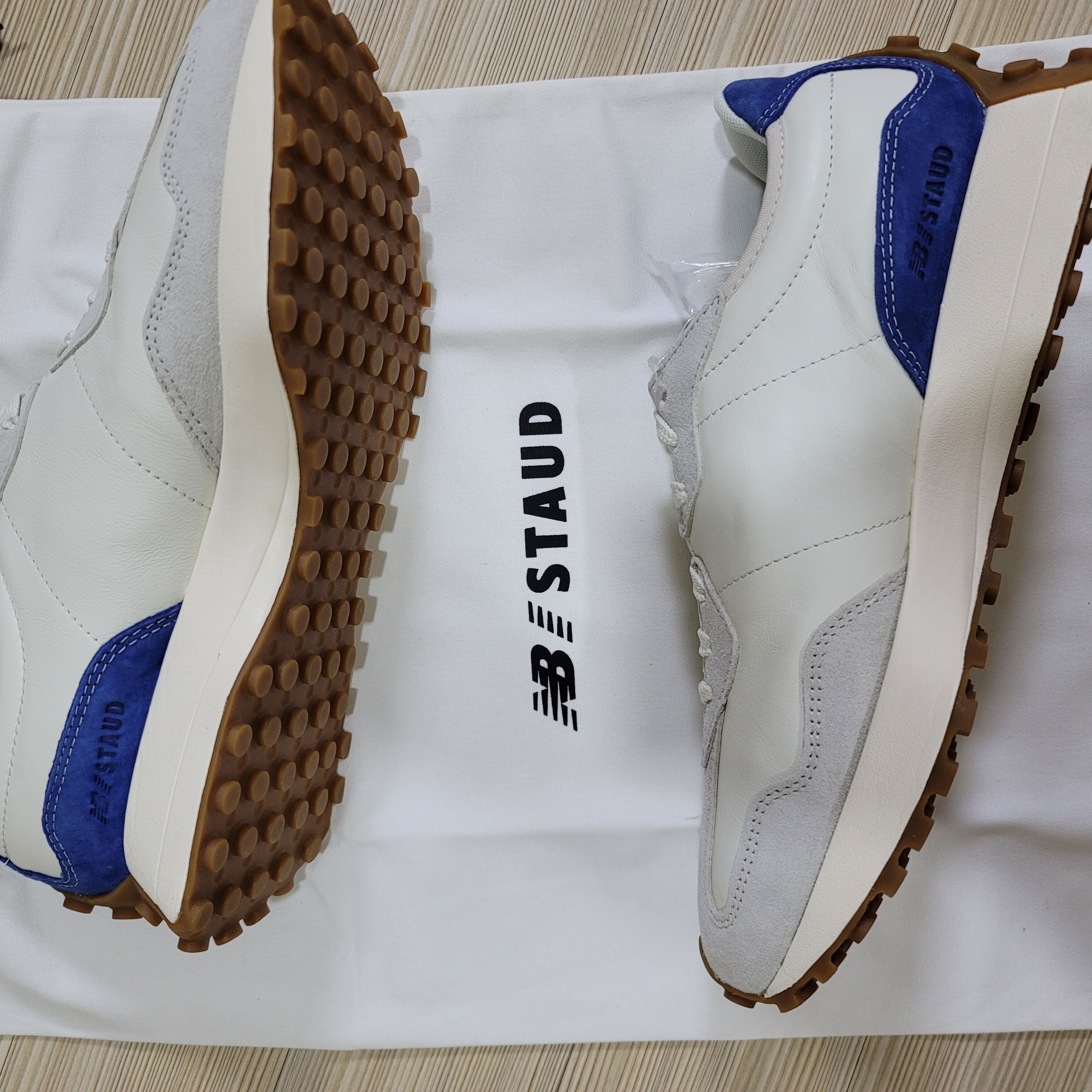 New Balance x Staud 327 Sea Salt Atlantic 착용 스타일 - 5