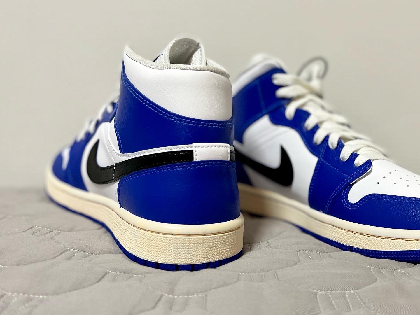 (W) Jordan 1 Mid White Hyper Royal 착용 스타일 - 1