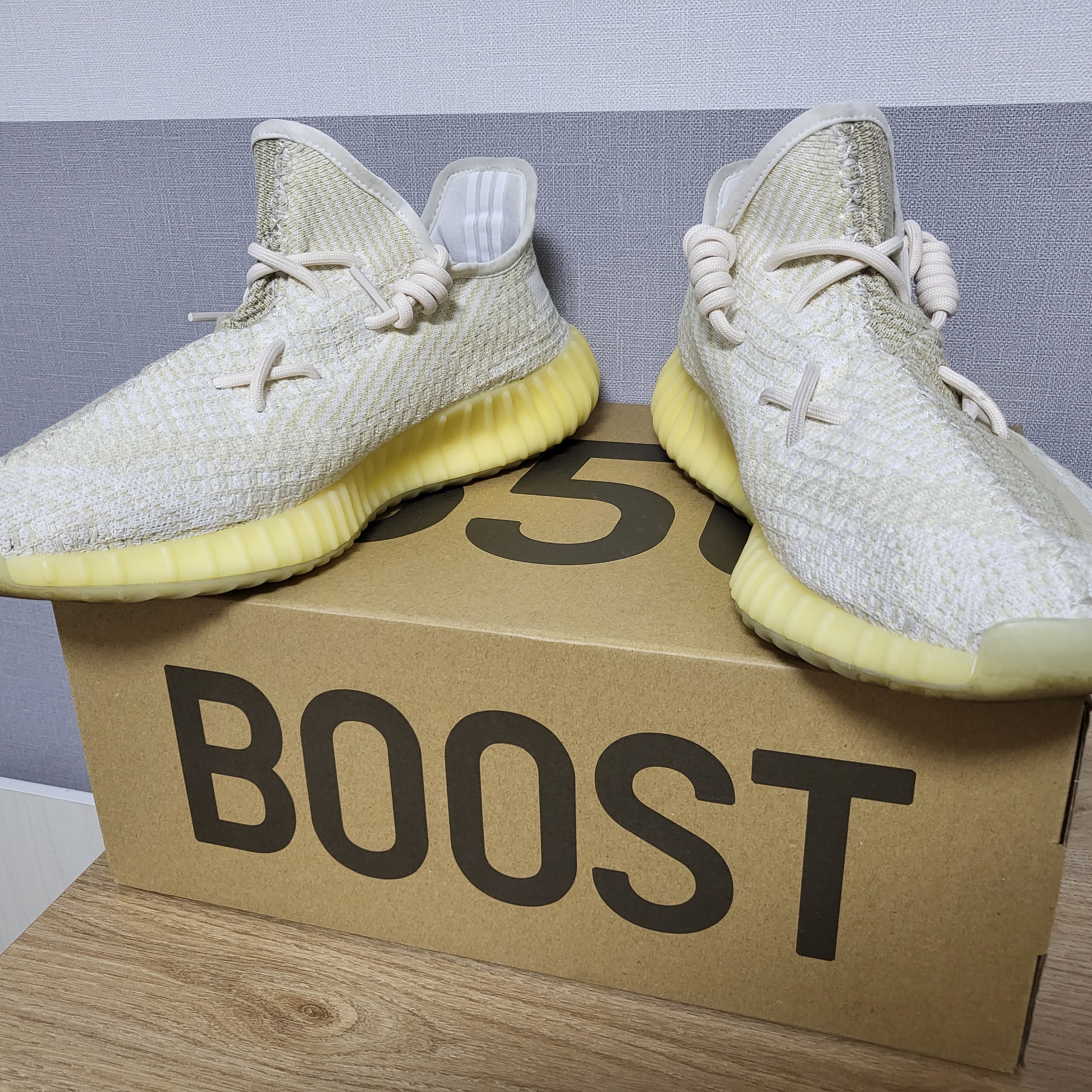 Adidas Yeezy Boost 350 V2 Natural 착용 스타일 - 1