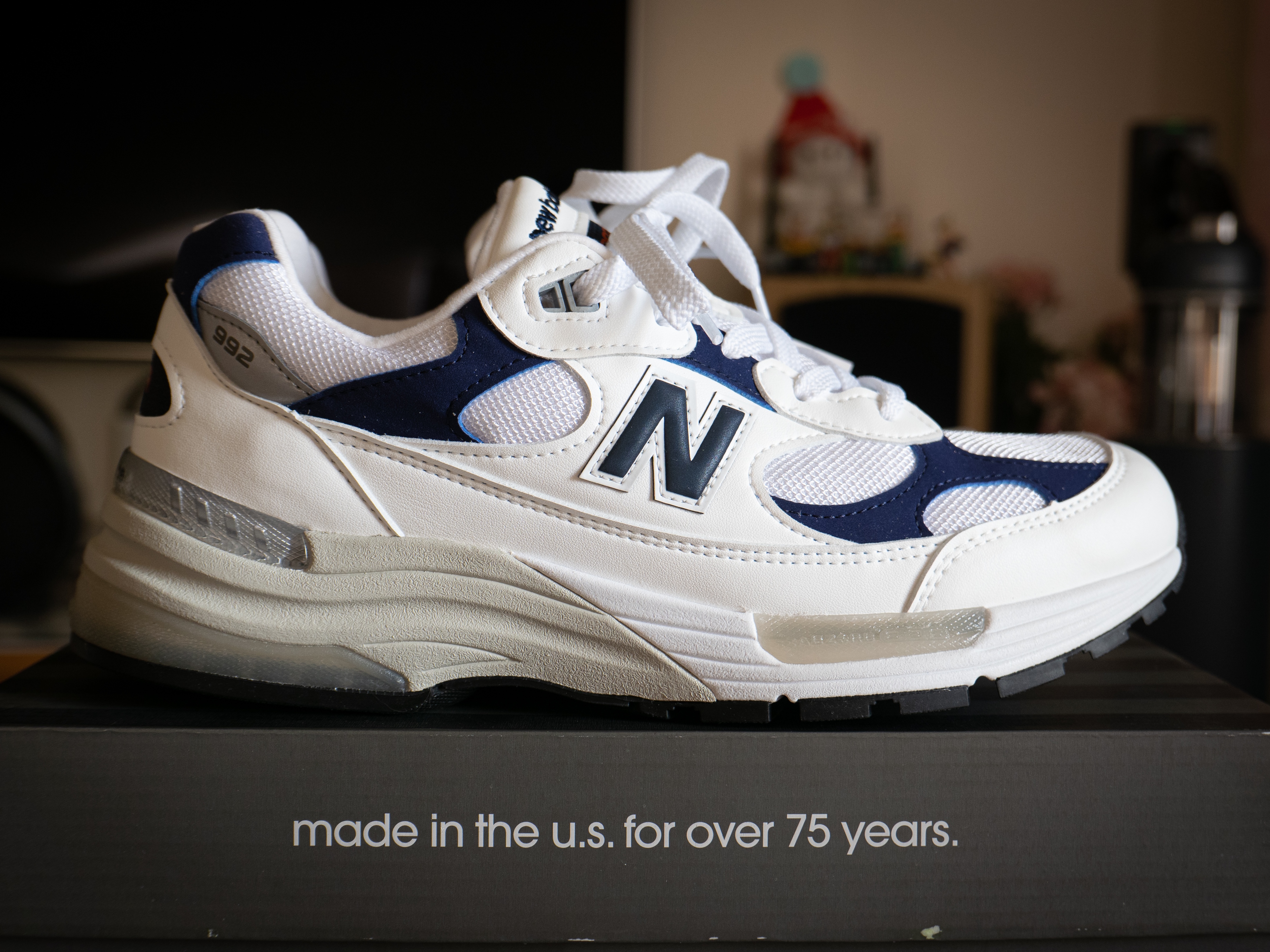 New Balance 992 Made in USA White Navy 착용 스타일 - 1