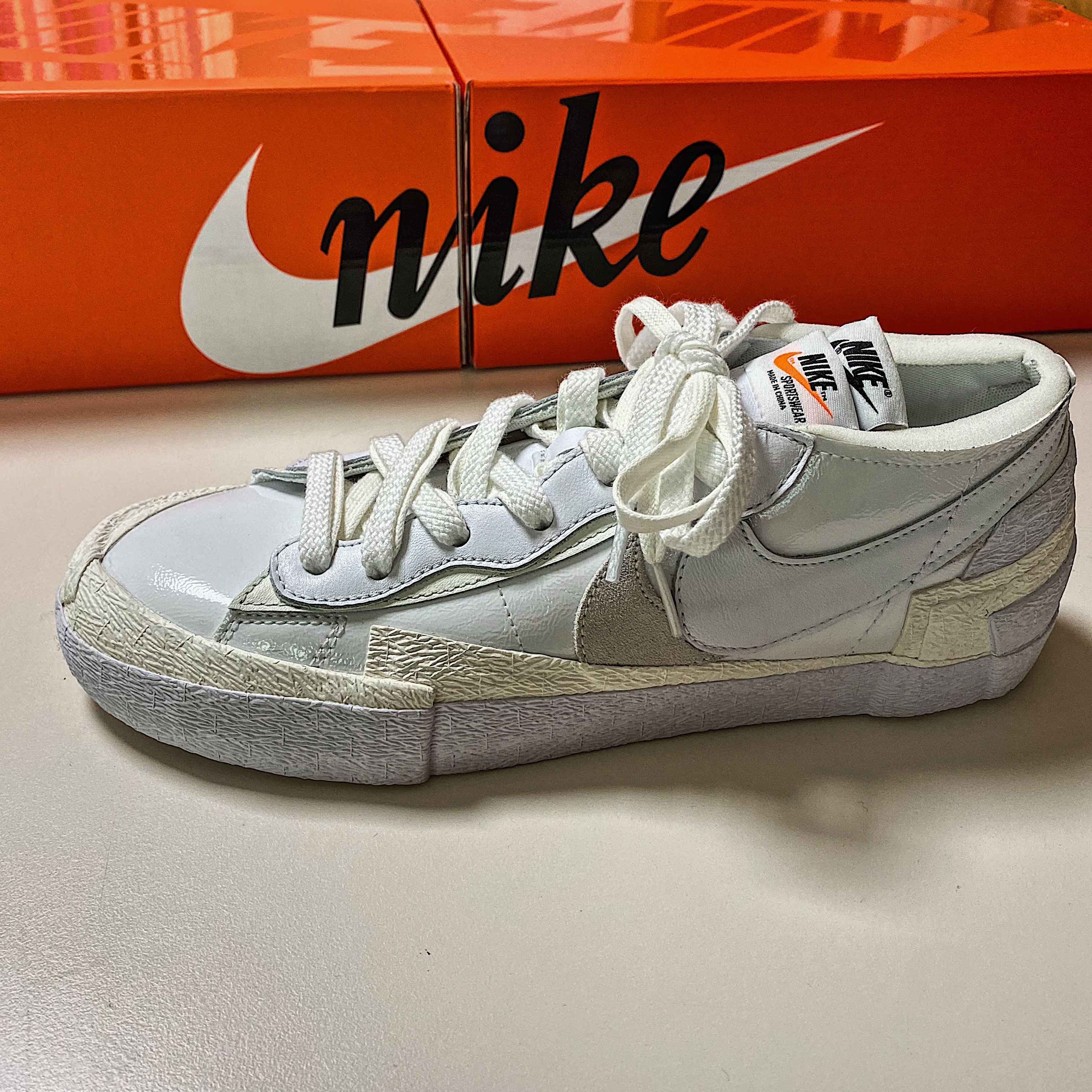 Nike x Sacai Blazer Low White Patent Leather, Nike x Sacai Blazer Low Black Patent Leather 착용 스타일 - 2