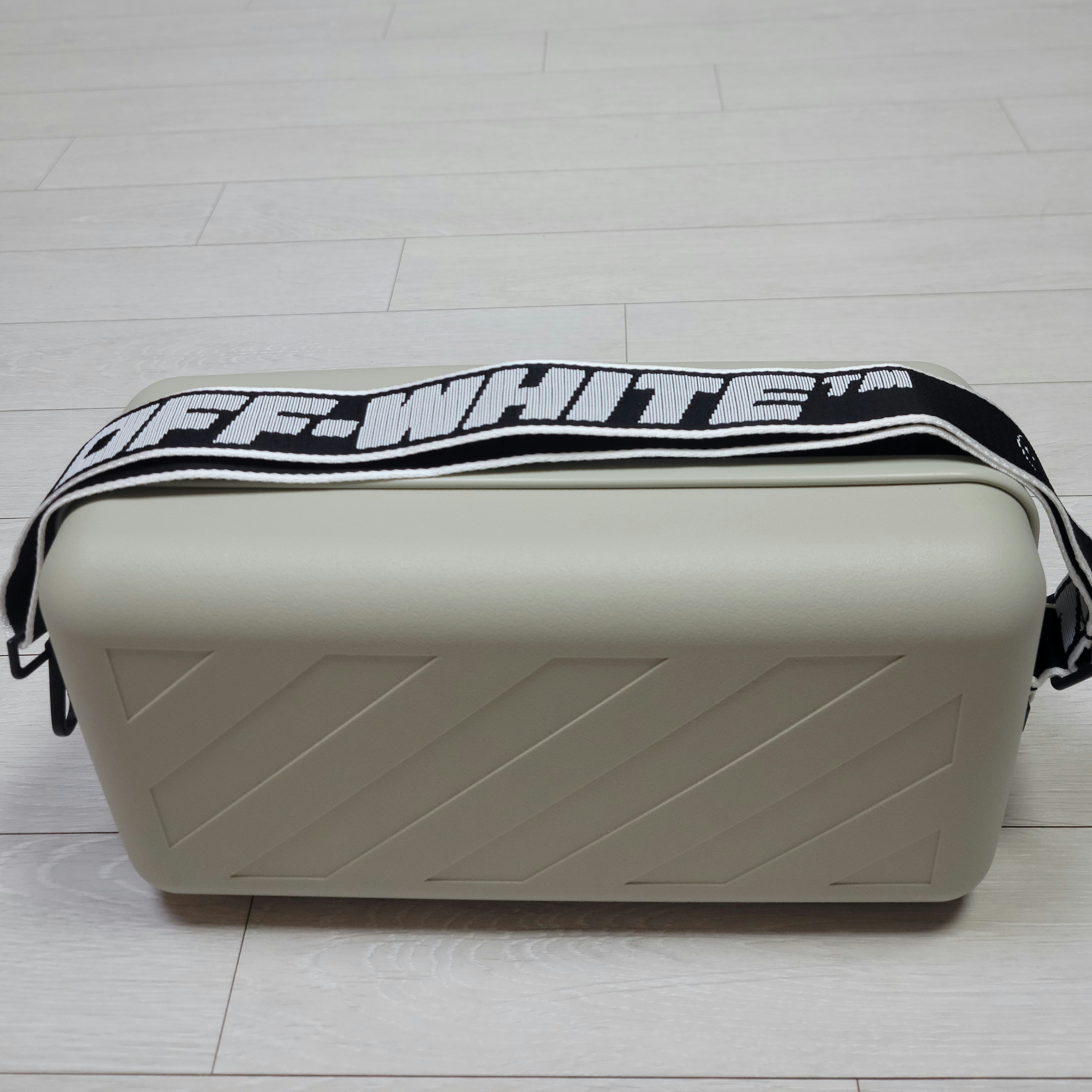 Off-White x Amore Pacific Protection Box (Without Cosmetics) 착용 스타일 - 4