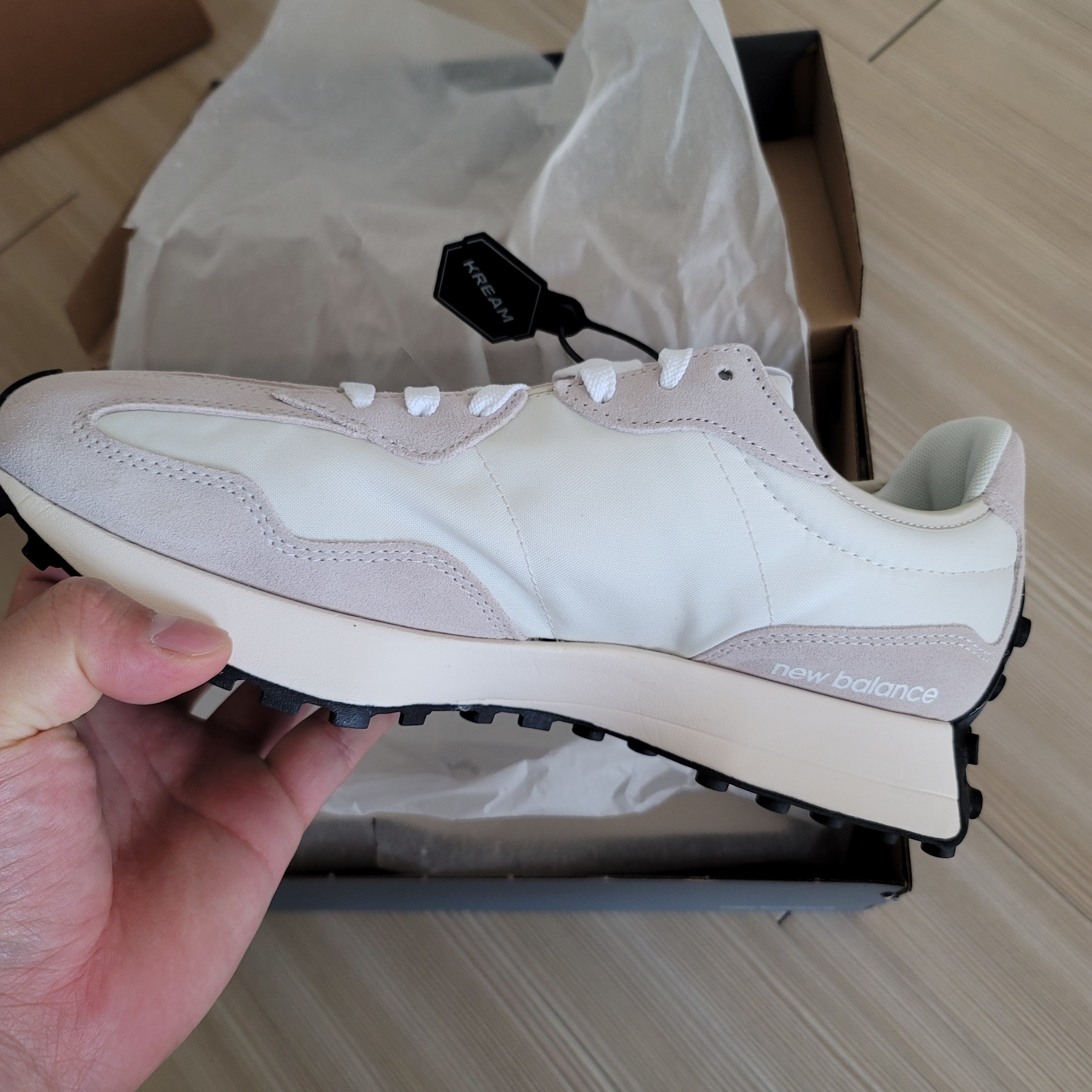 New Balance 327 White Black 착용 스타일 - 5