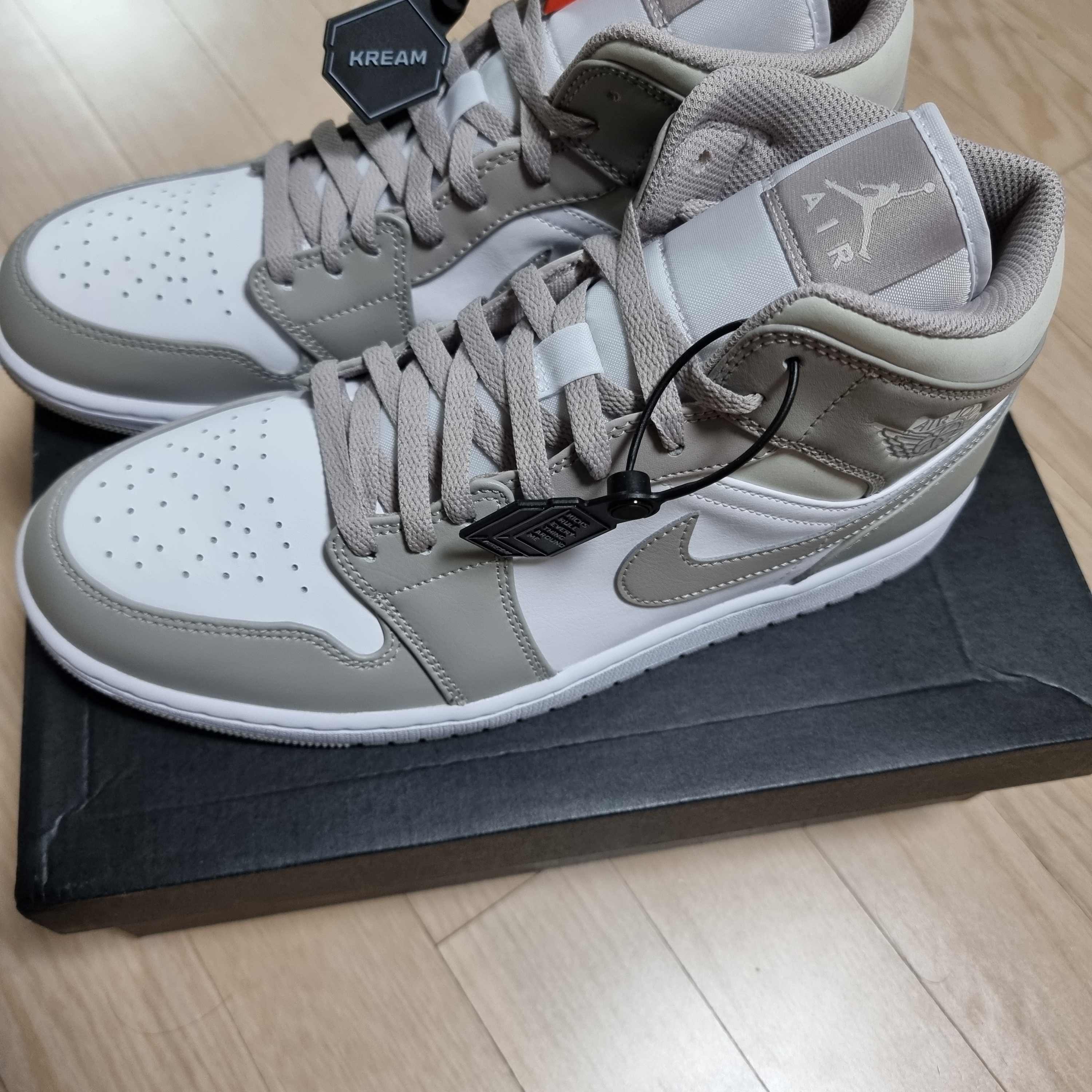 Jordan 1 Mid College Grey 착용 스타일 - 2