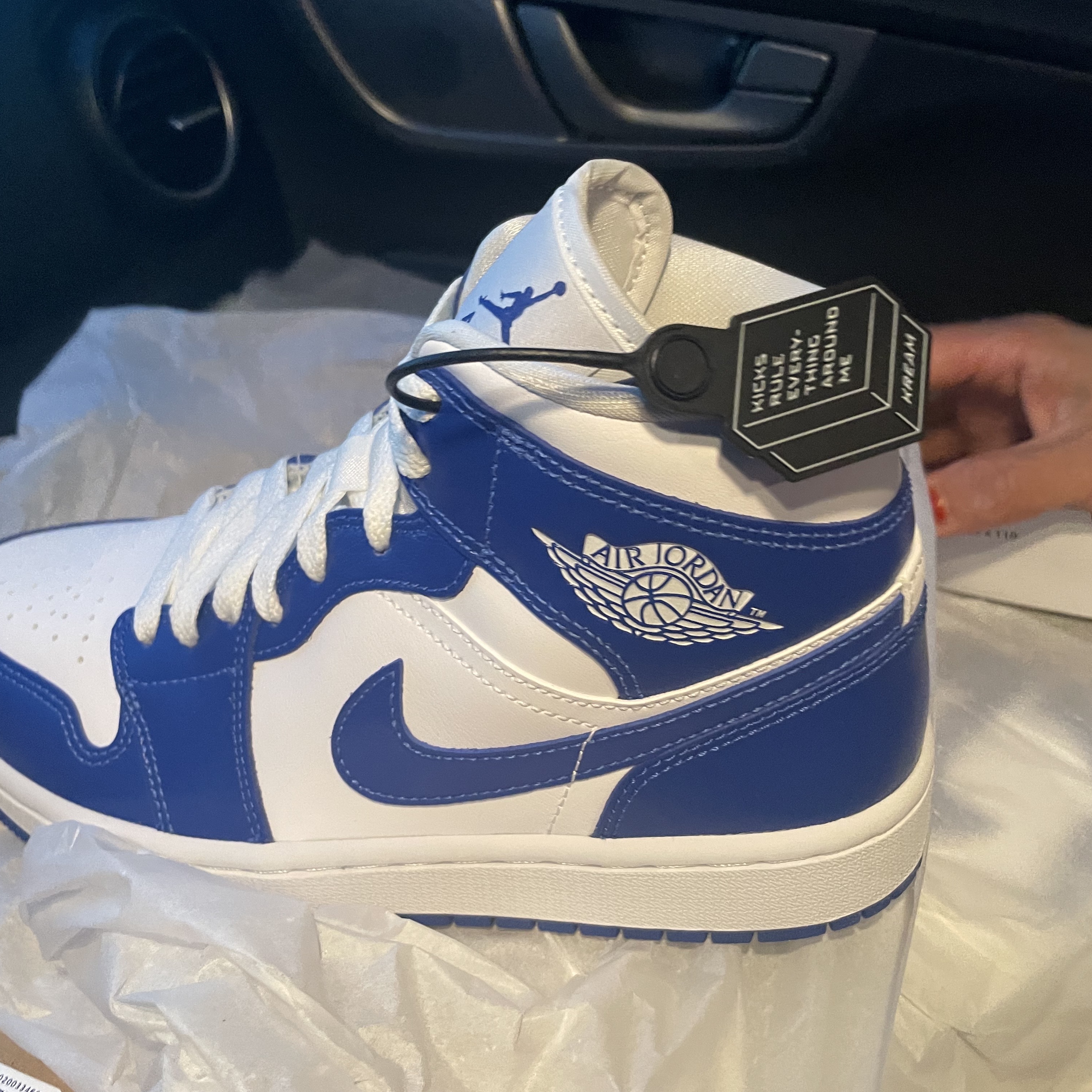 (W) Jordan 1 Mid White Hyper Royal 착용 스타일 - 1