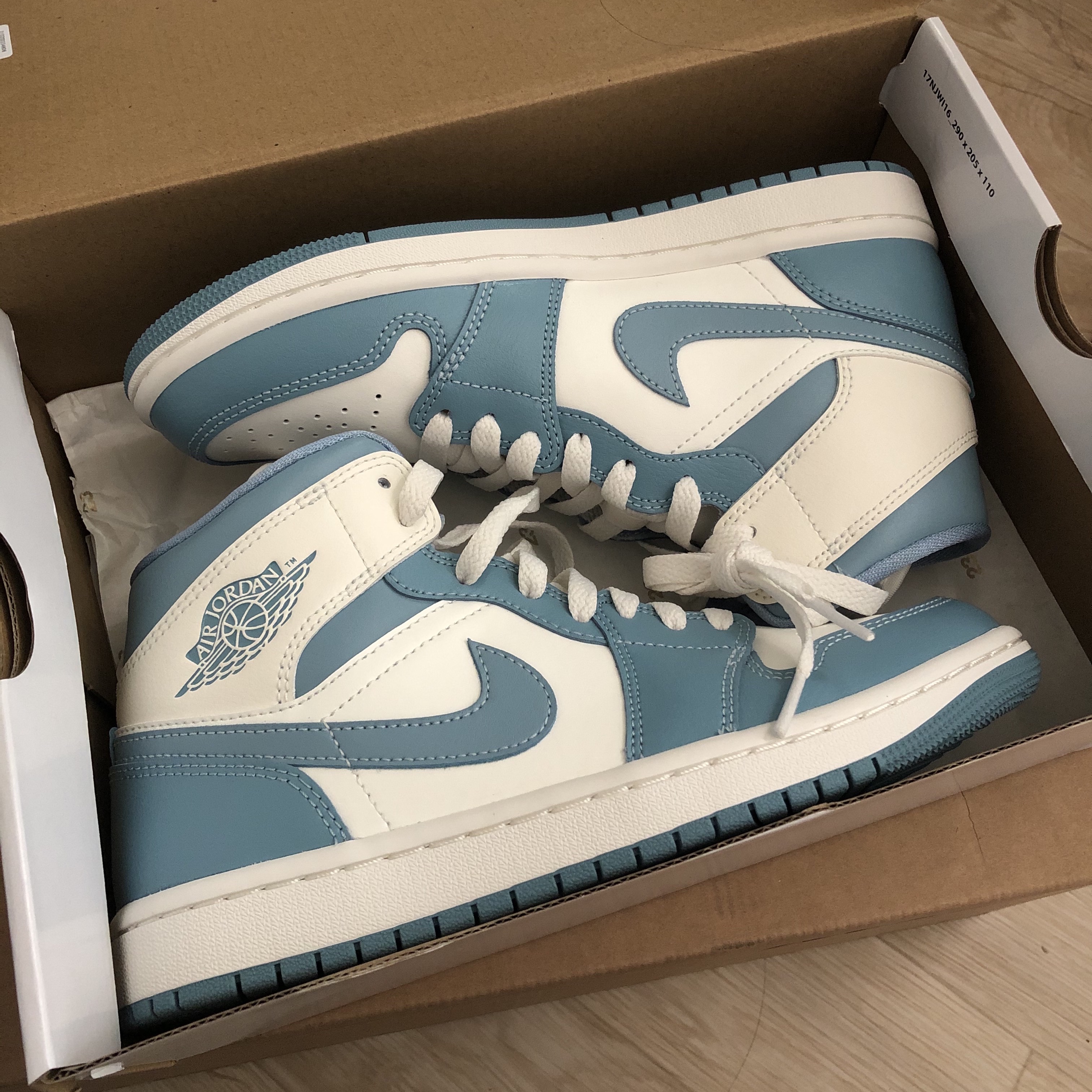 (W) Jordan 1 Mid Sail and Worn Blue 착용 스타일