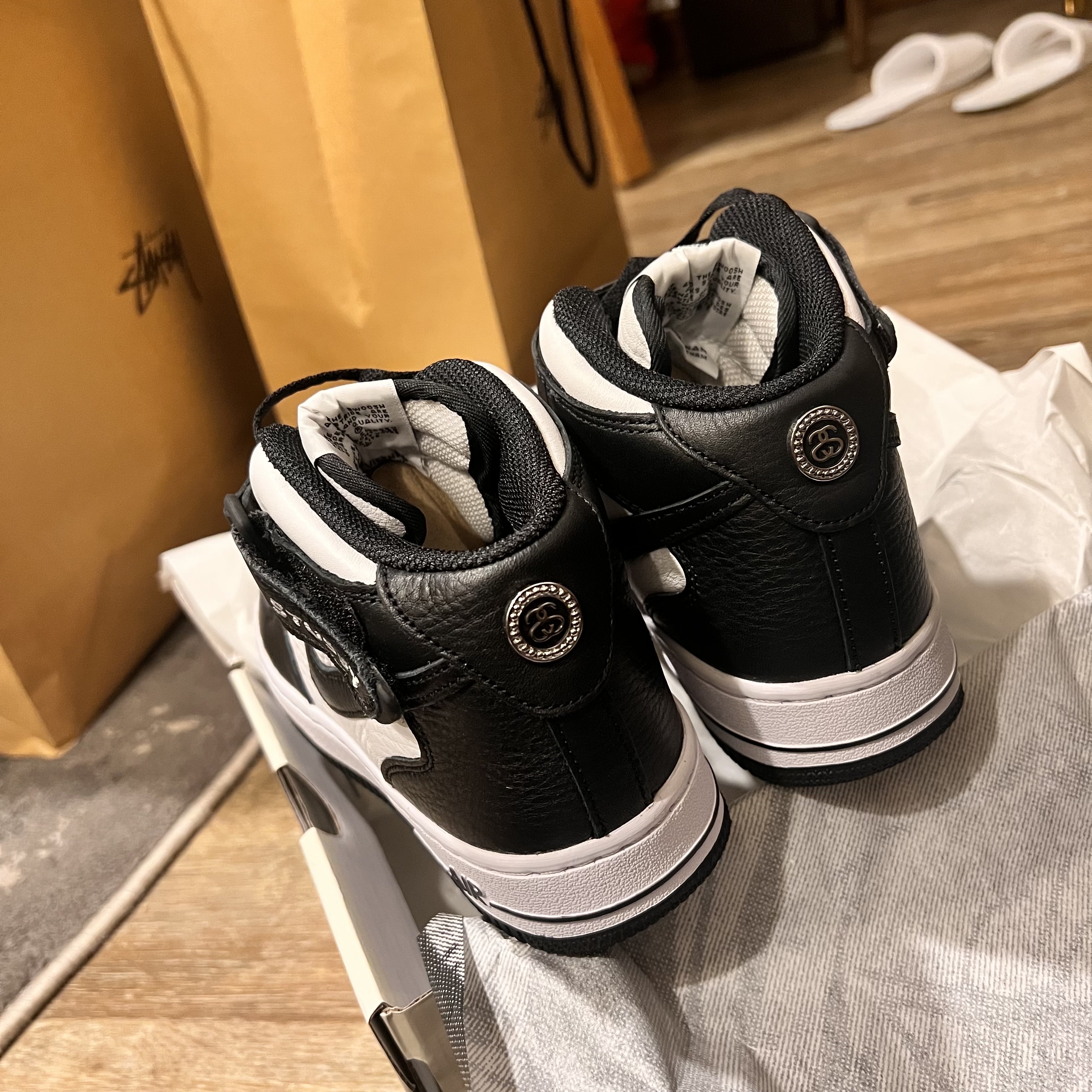 Nike x Stussy Air Force 1 '07 Mid SP Black and Light Bone 착용 스타일 - 2