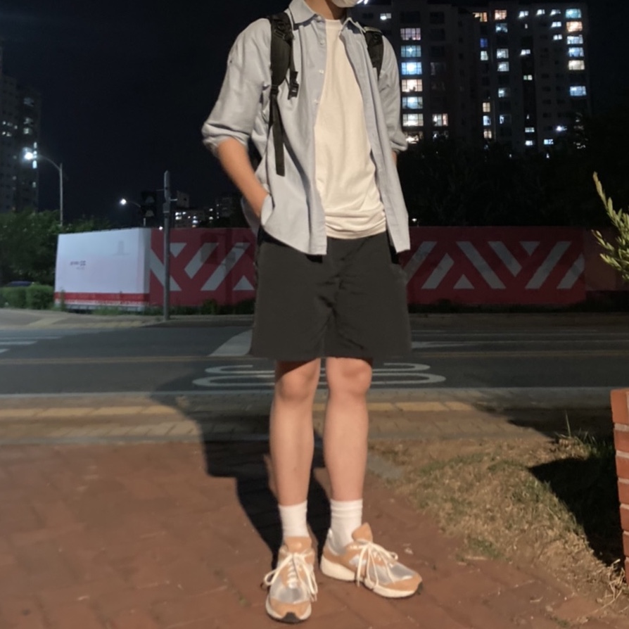 New Balance 2002R Special Vintage Beige 착용 스타일 - 4