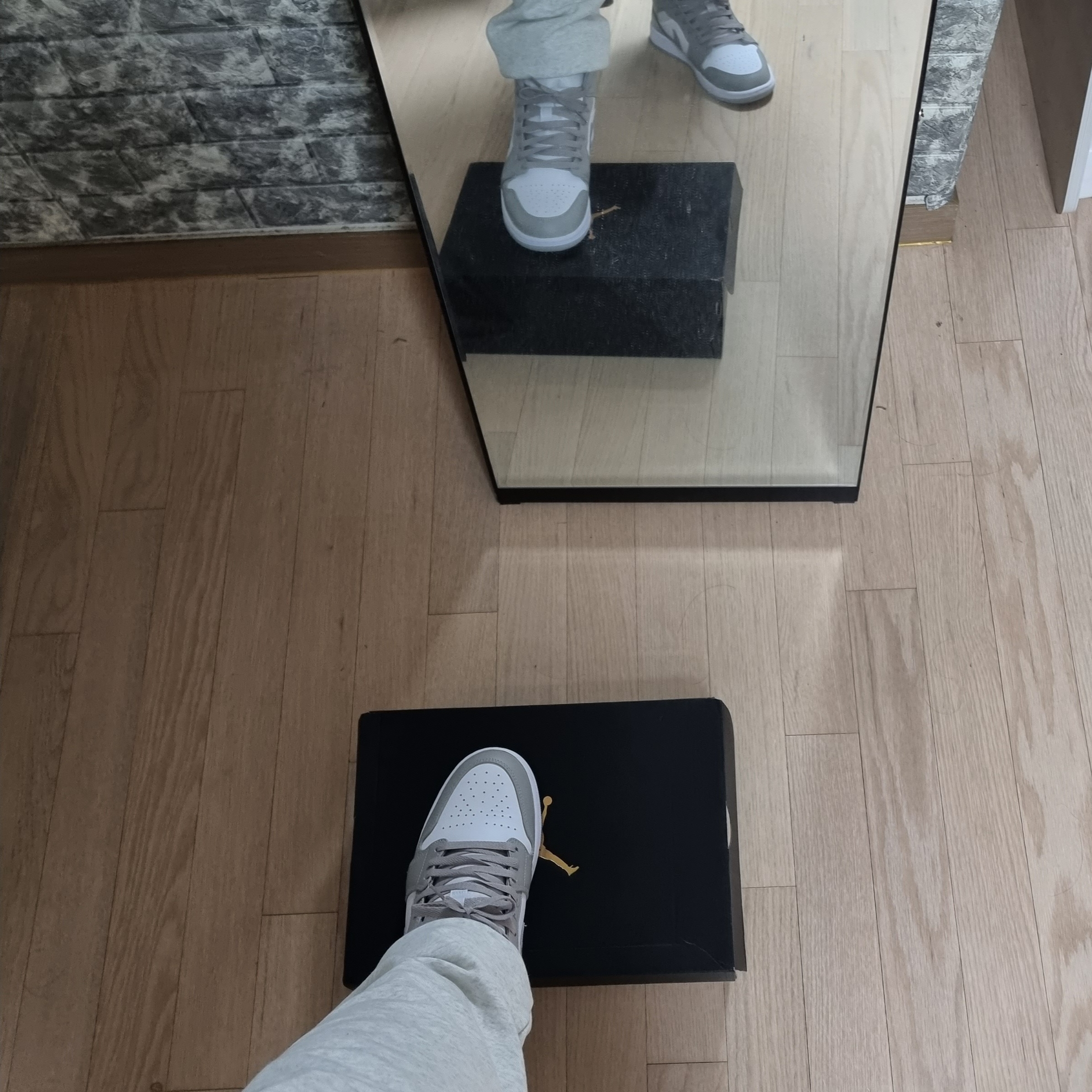 Jordan 1 Mid College Grey 착용 스타일 - 3