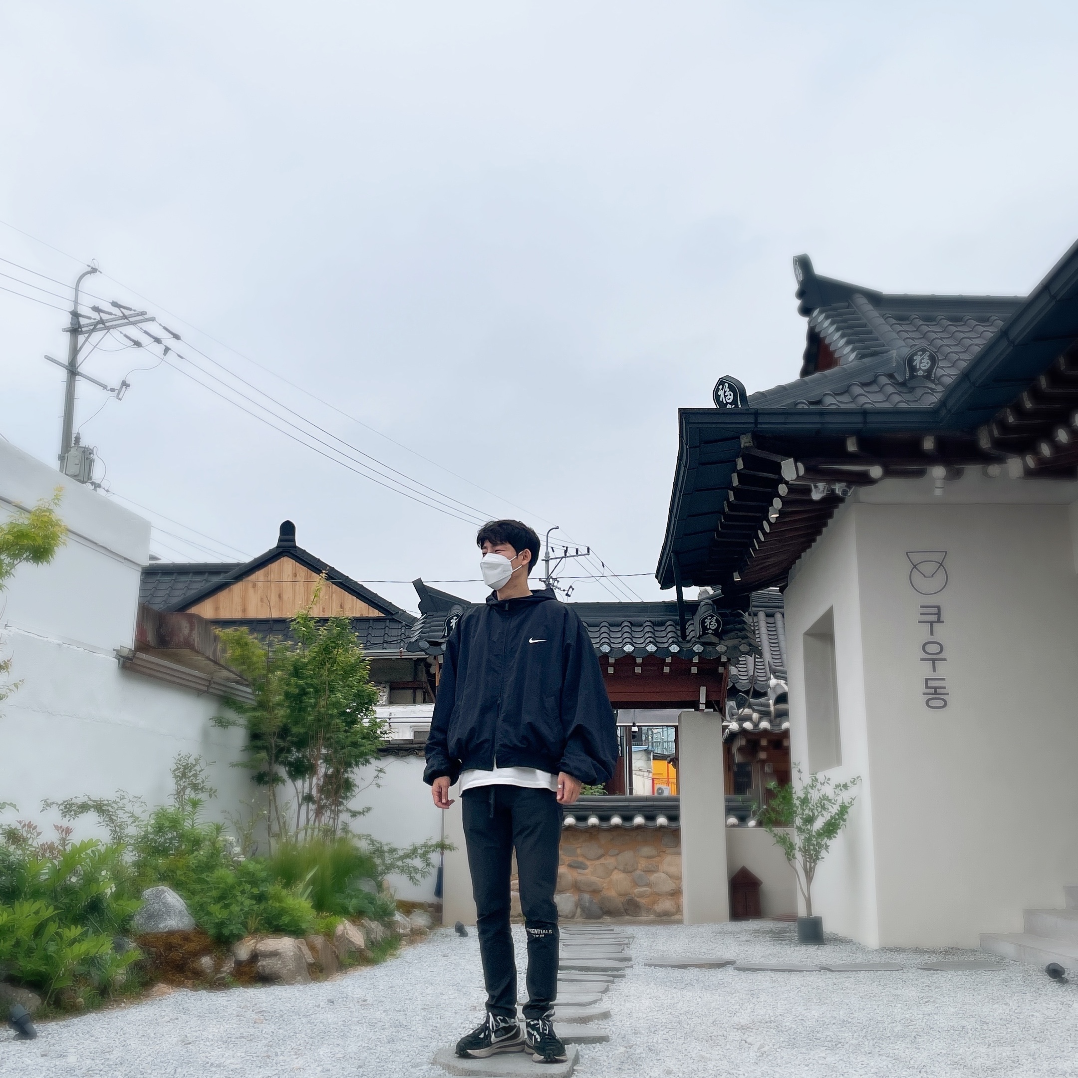 Essentials Relaxed Nylon Trousers Iron - 22SS, Nike x Fear of God Bomber Hooded Jacket Black 착용 스타일