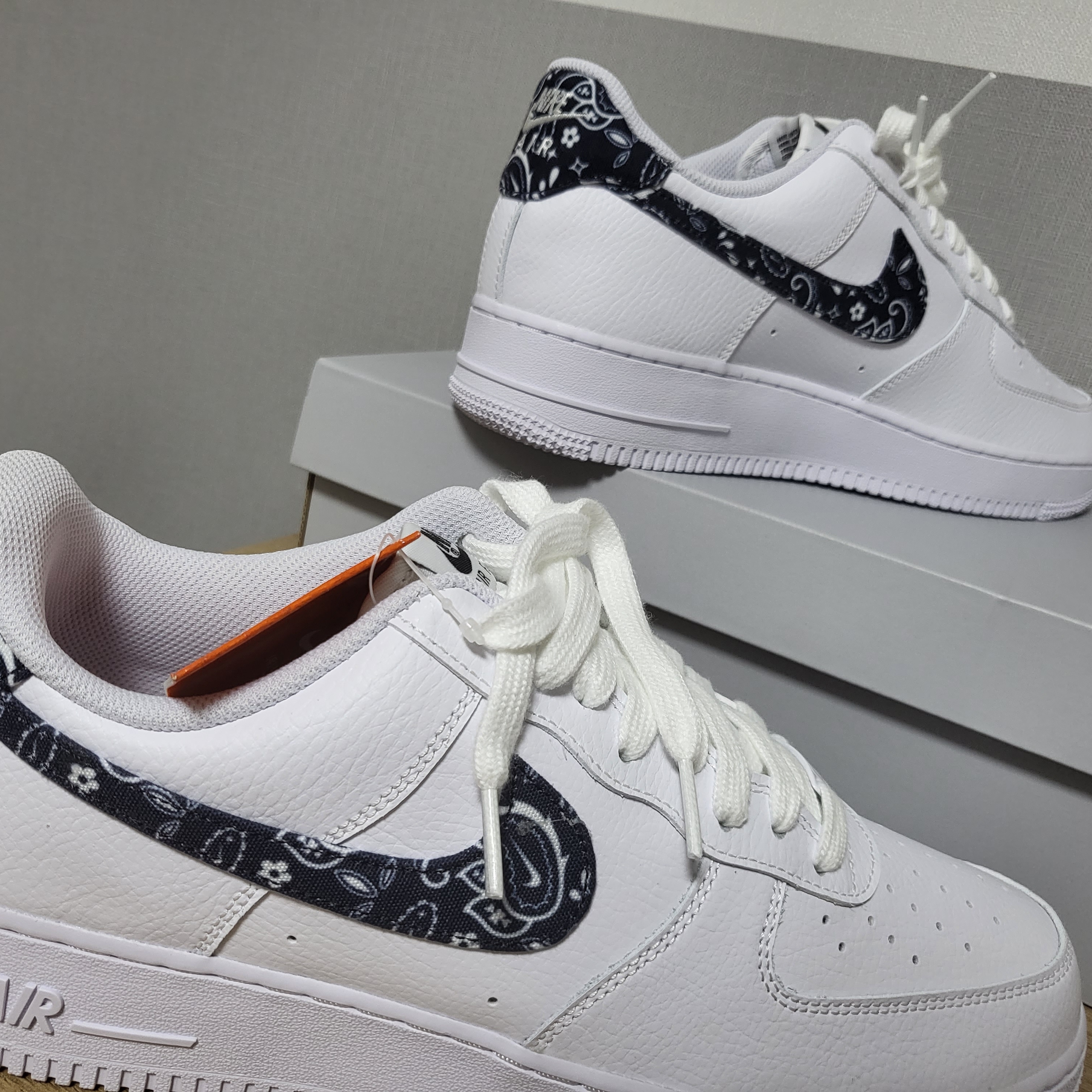 (W) Nike Air Force 1 '07 Essential Paisley Swoosh White Black 착용 스타일 - 4