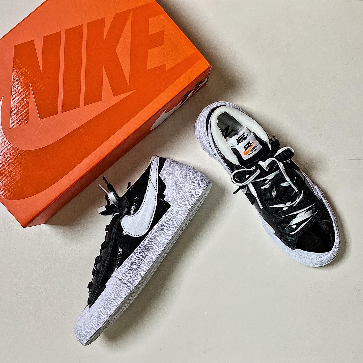 Nike x Sacai Blazer Low Black Patent Leather, Nike x Sacai Blazer Low White Patent Leather 착용 스타일 - 1