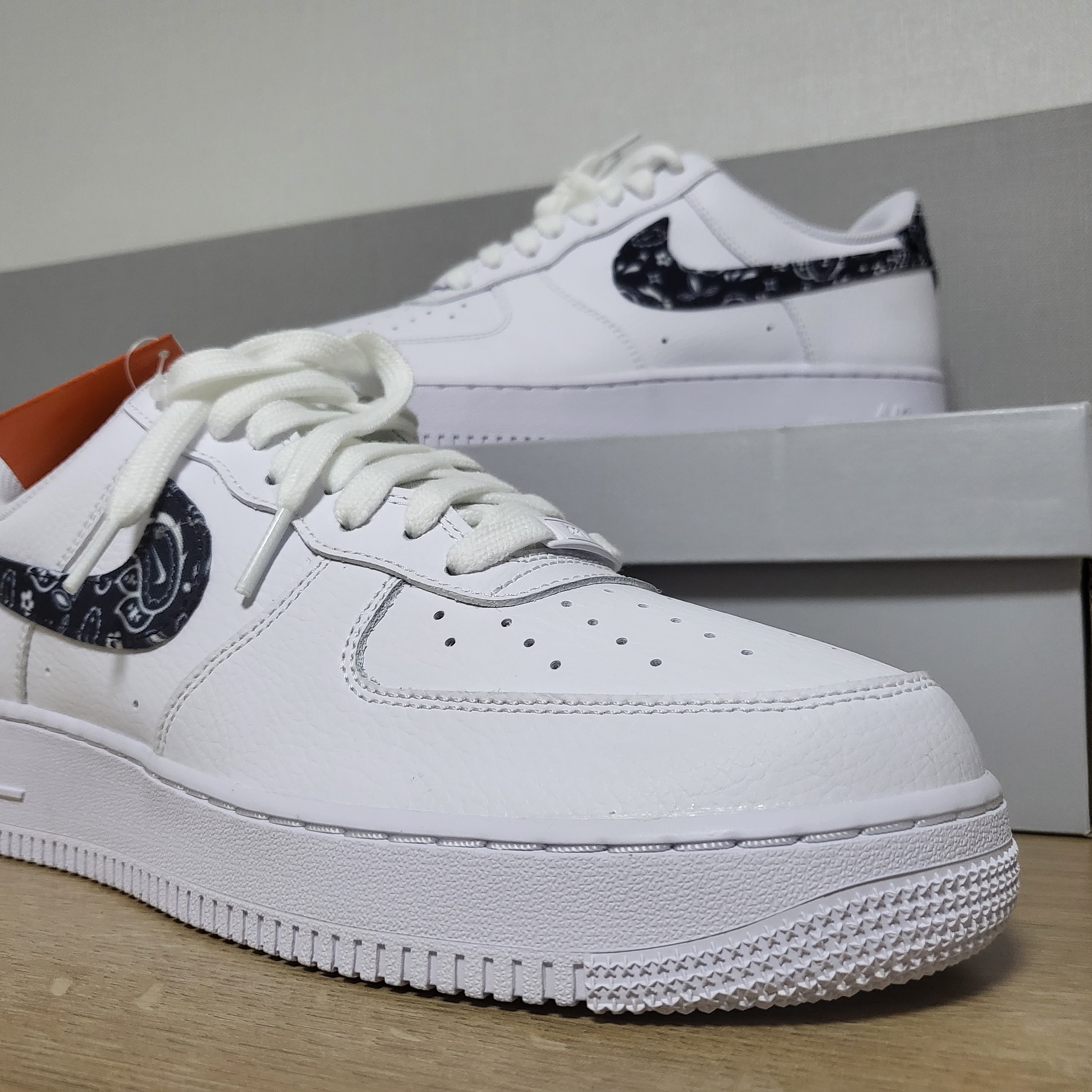 (W) Nike Air Force 1 '07 Essential Paisley Swoosh White Black 착용 스타일 - 1