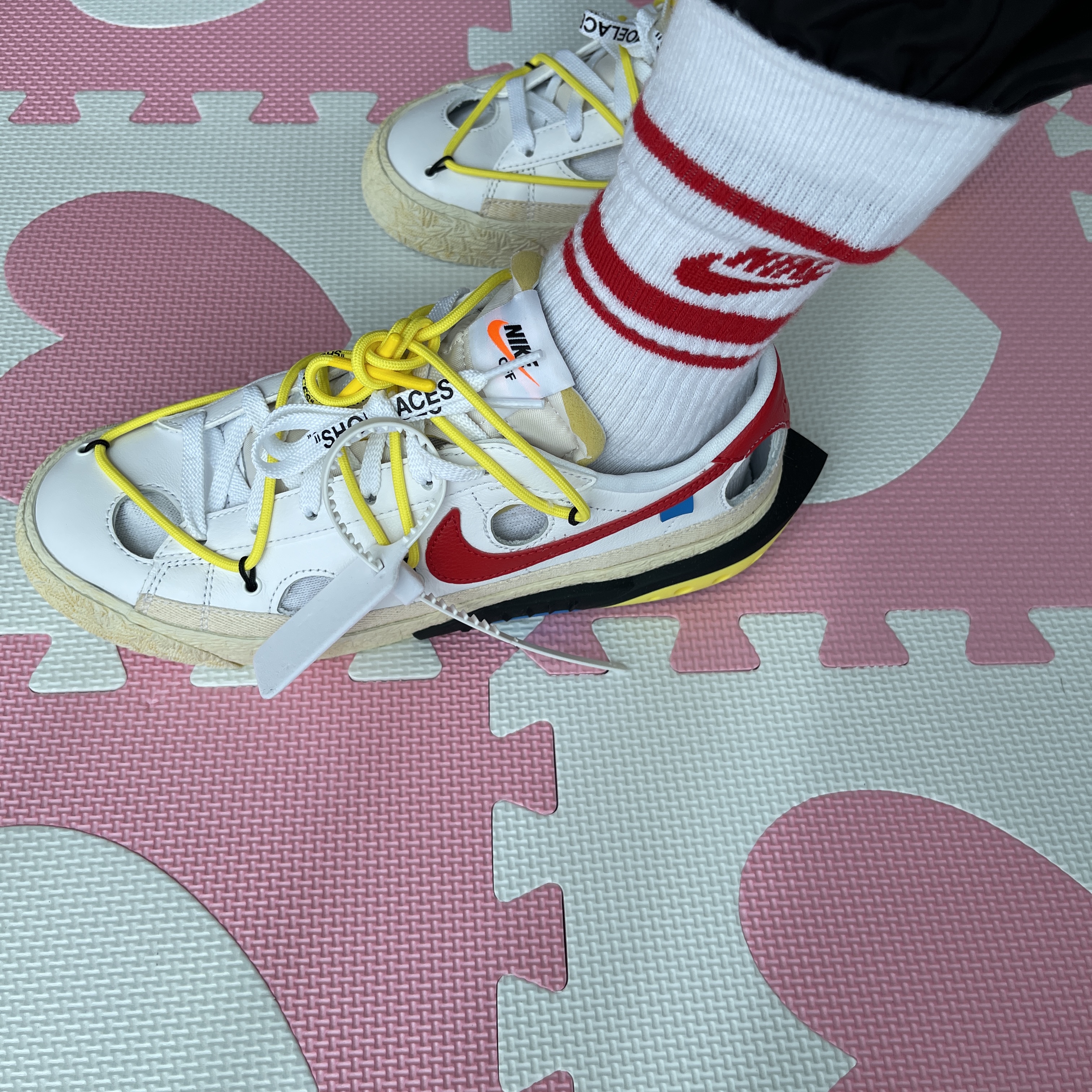 Nike x Off-White Blazer Low '77 White and University Red 착용 스타일 - 3