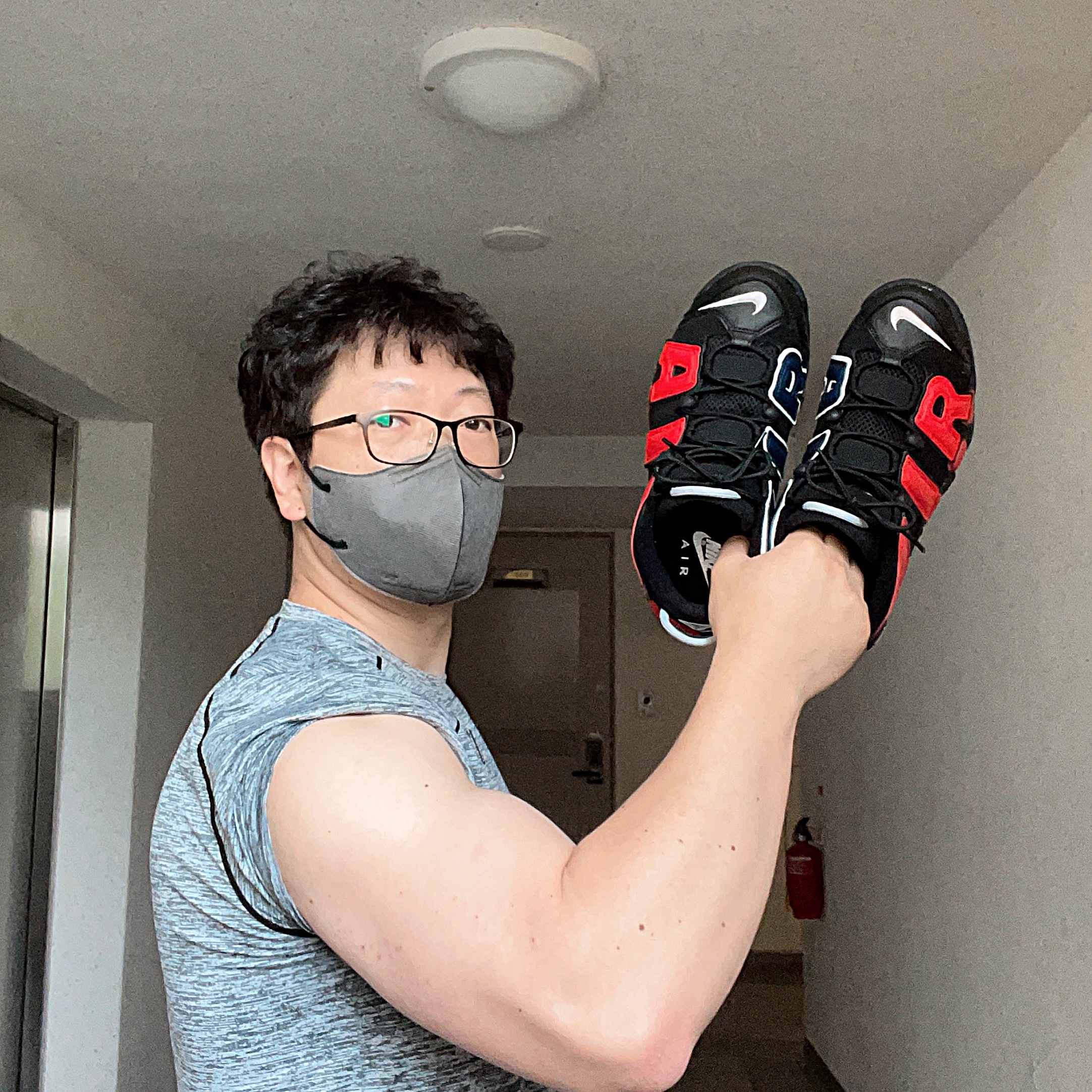 Nike Air More Uptempo 96 Black University Red, Nike Air More Uptempo 96 Trading Cards 착용 스타일 - 1