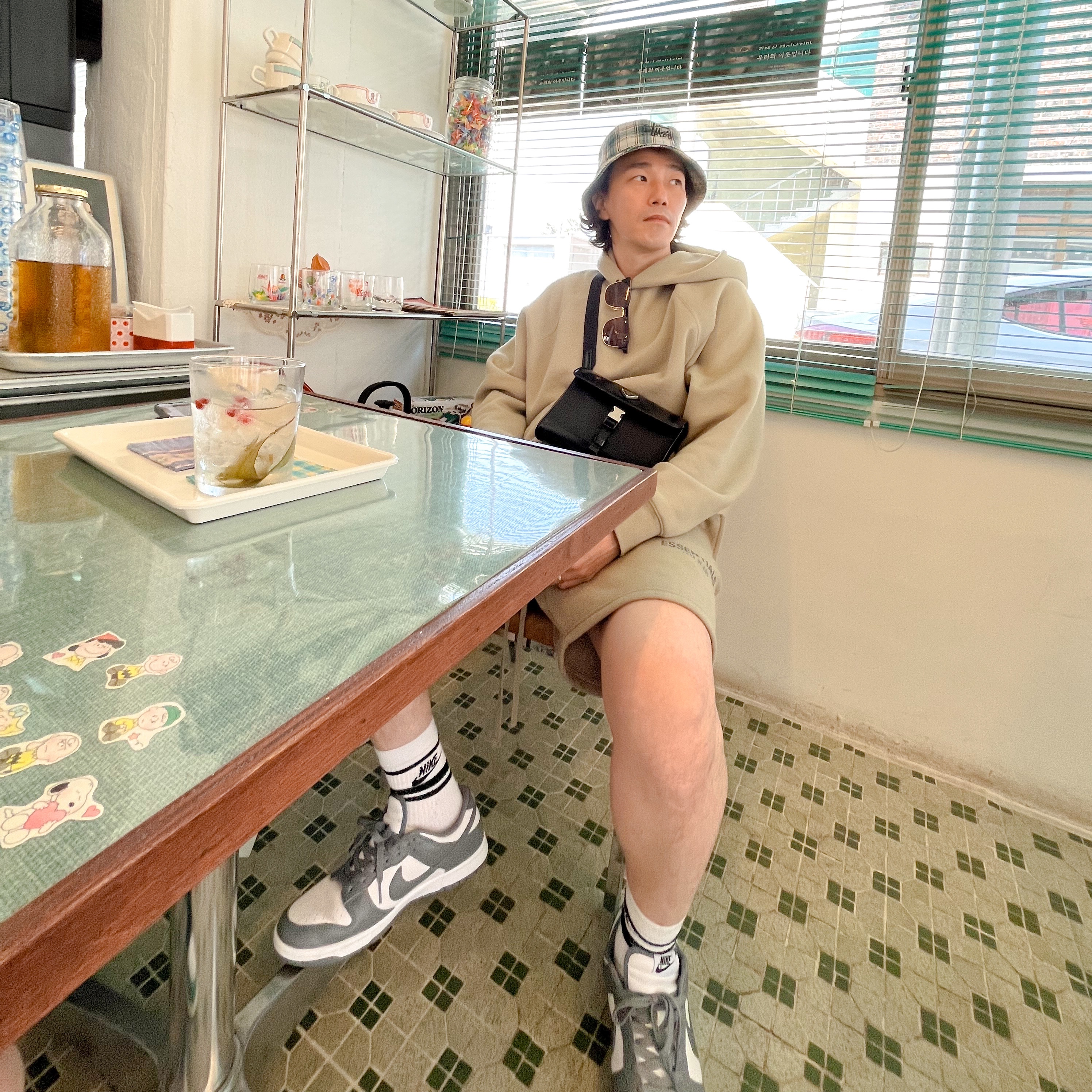 Essentials Pull-Over Hoodie Pistachio - 21FW, Essentials Sweatshorts Pistachio - 21FW 착용 스타일