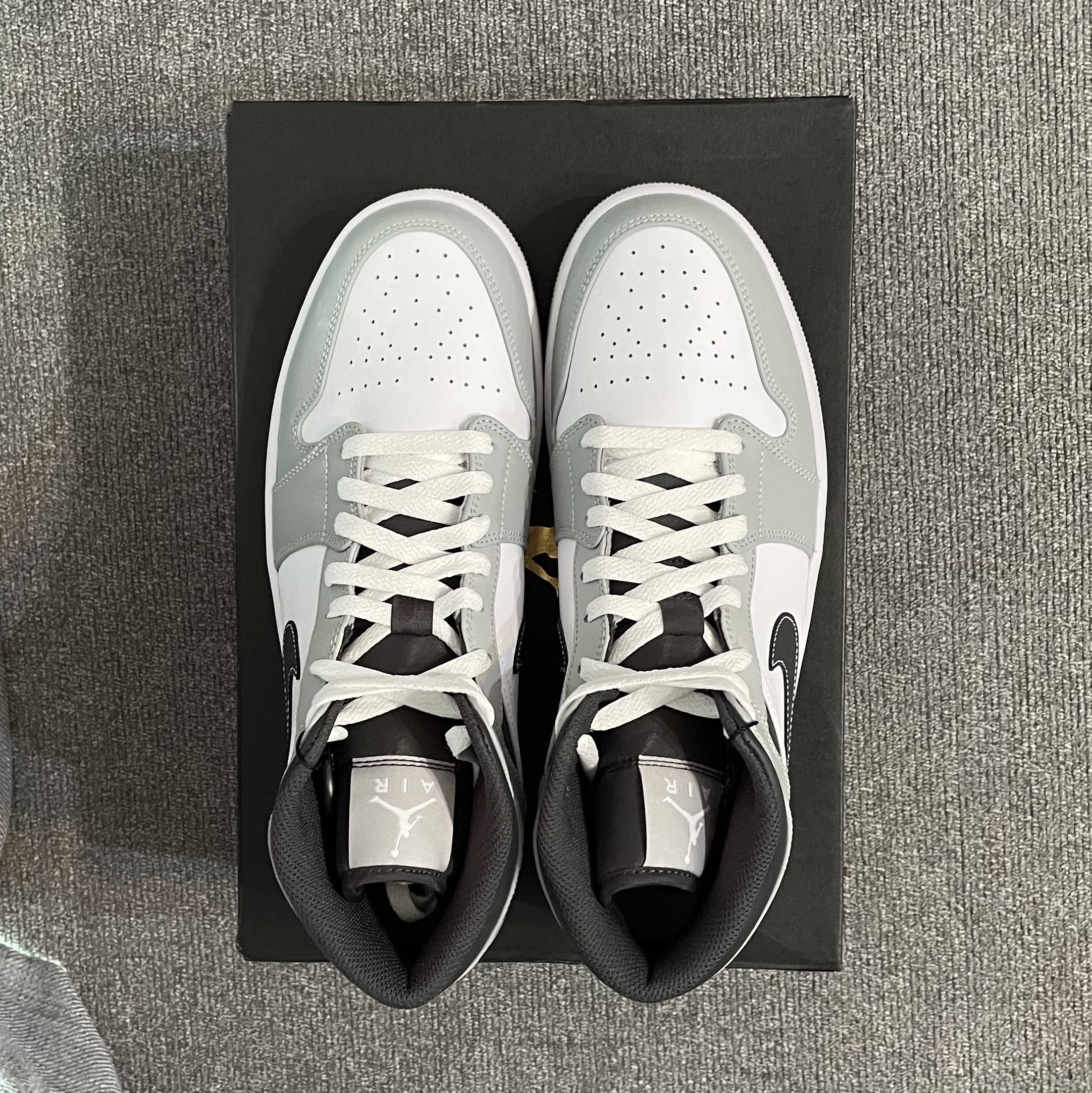 Jordan 1 Mid Light Smoke Grey Anthracite 착용 스타일 - 3
