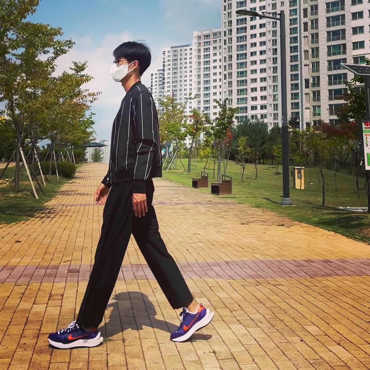 Nike x Sacai VaporWaffle Dark Iris 착용 스타일
